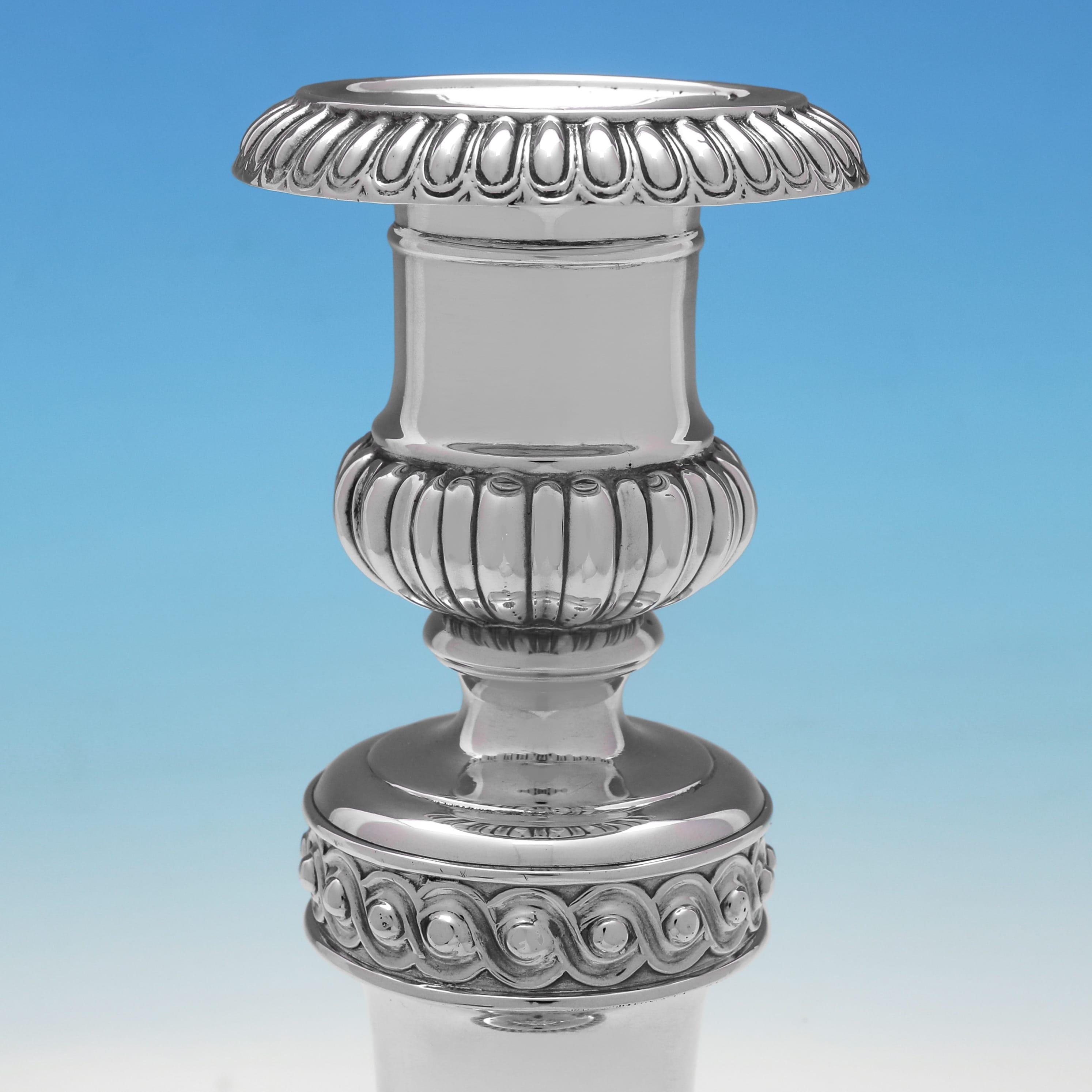 Coppia di candelieri antichi in argento sterling del XIX secolo del periodo Giorgio III In condizioni buone in vendita a London, London