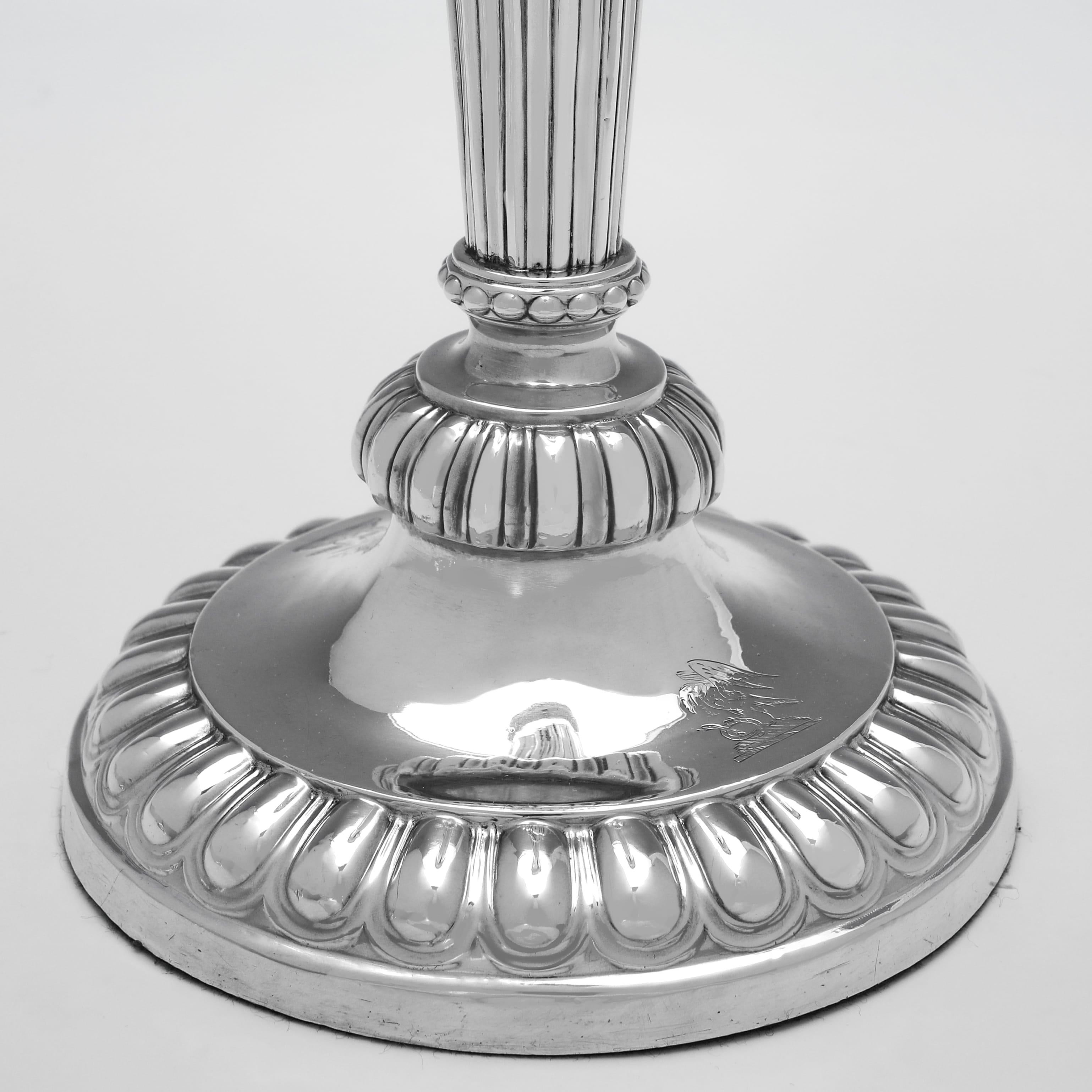 Inizio XIX secolo Coppia di candelieri antichi in argento sterling del XIX secolo del periodo Giorgio III in vendita