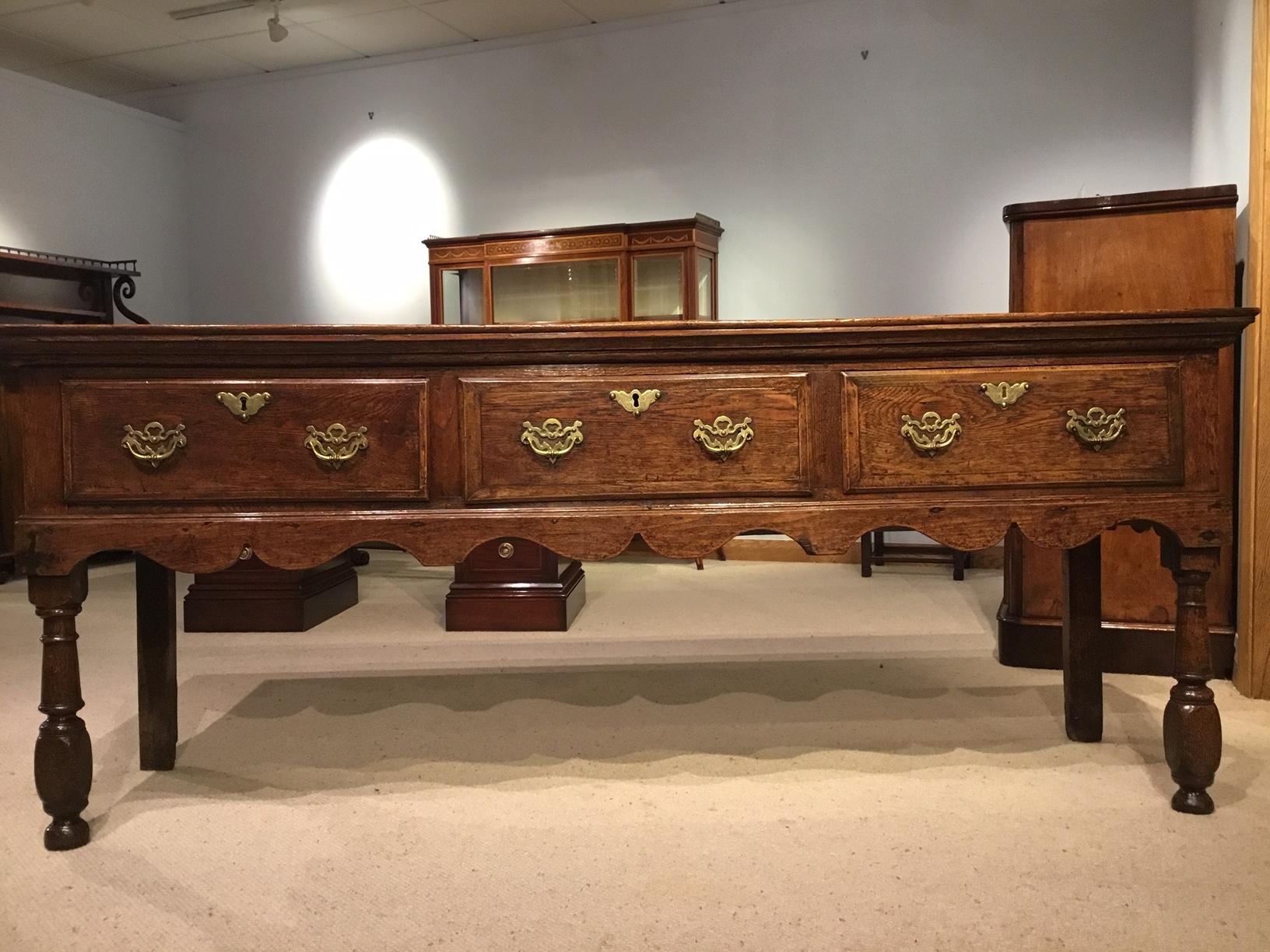 George III Period Antique Oak Dresser Base In Good Condition In Darwen, GB