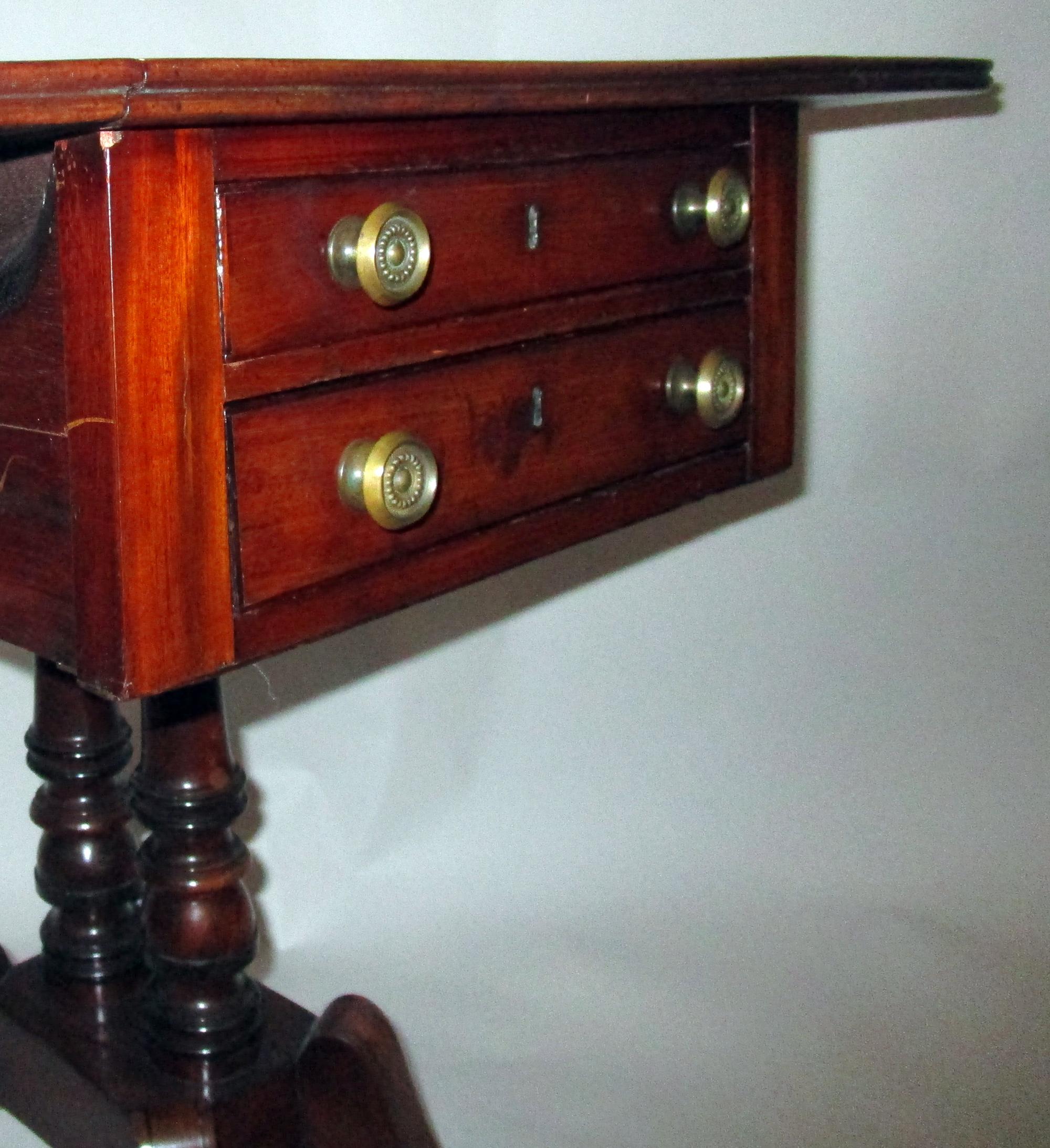 George III Period English Mahogany Drop-Leaf Side Work Table In Good Condition For Sale In Savannah, GA