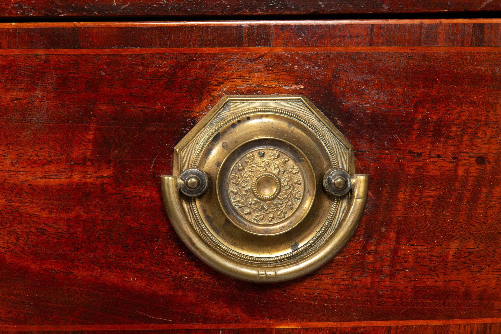 Credenza a serpentina in mogano intarsiato di epoca Giorgio III, inglese, 1790 ca. in vendita 8