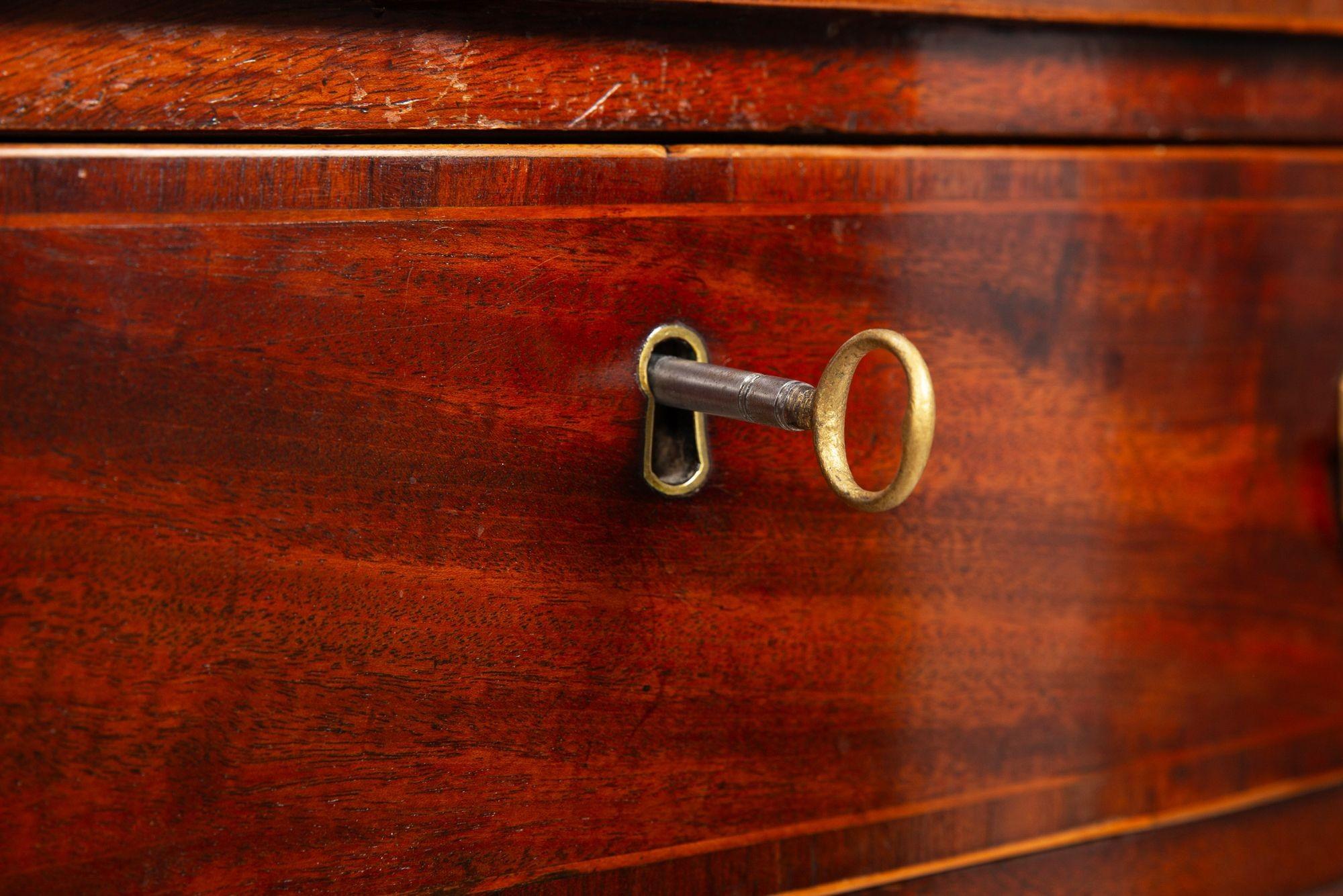 Credenza a serpentina in mogano intarsiato di epoca Giorgio III, inglese, 1790 ca. in vendita 9