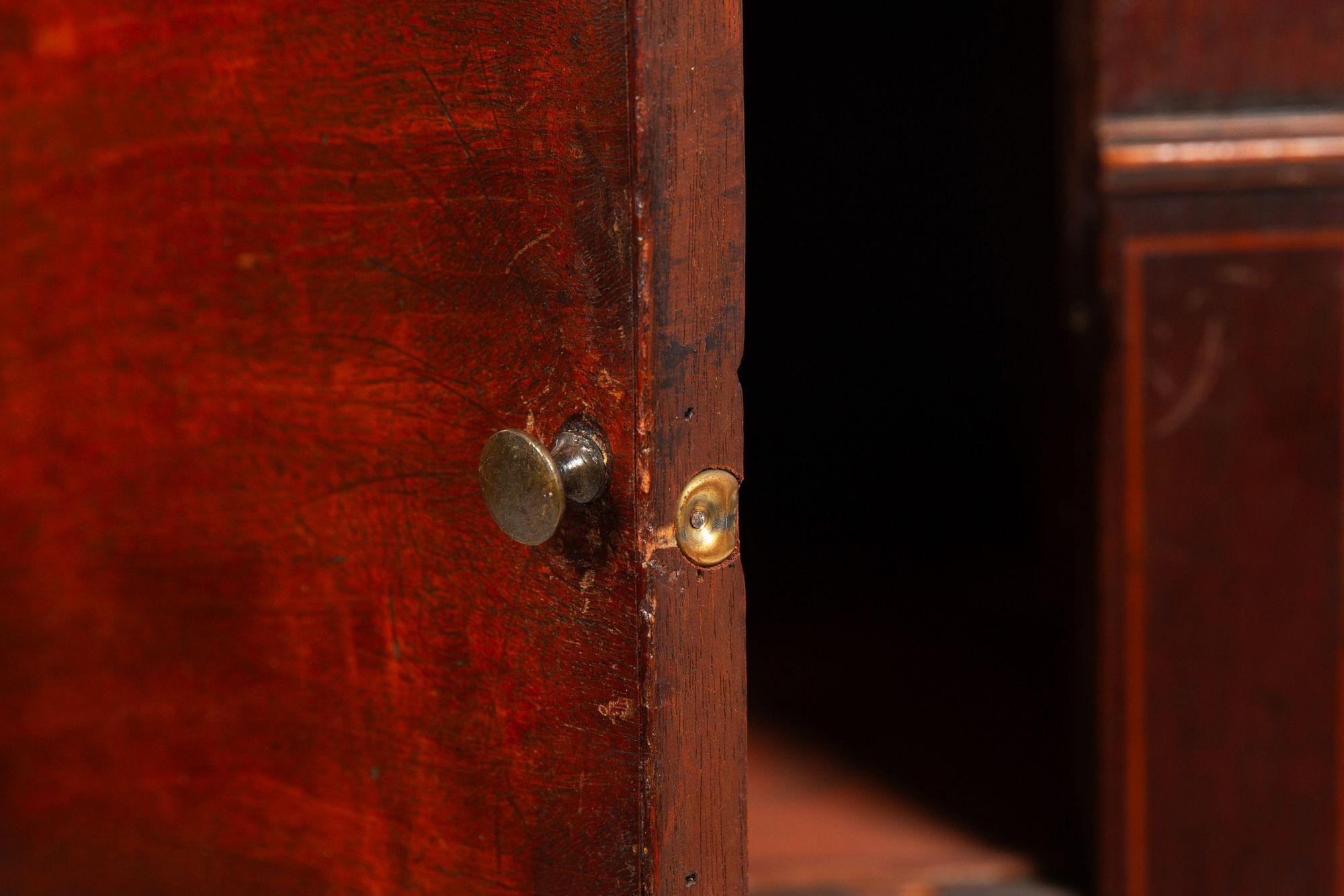 Credenza a serpentina in mogano intarsiato di epoca Giorgio III, inglese, 1790 ca. in vendita 10