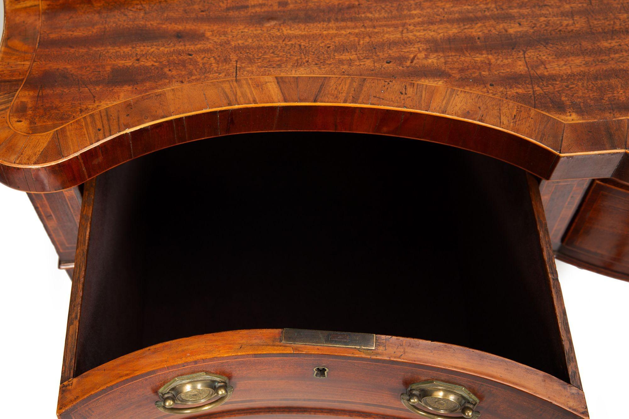 Credenza a serpentina in mogano intarsiato di epoca Giorgio III, inglese, 1790 ca. in vendita 11