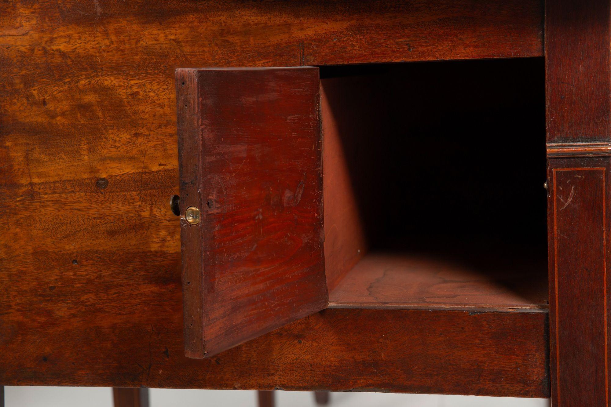 Credenza a serpentina in mogano intarsiato di epoca Giorgio III, inglese, 1790 ca. in vendita 12