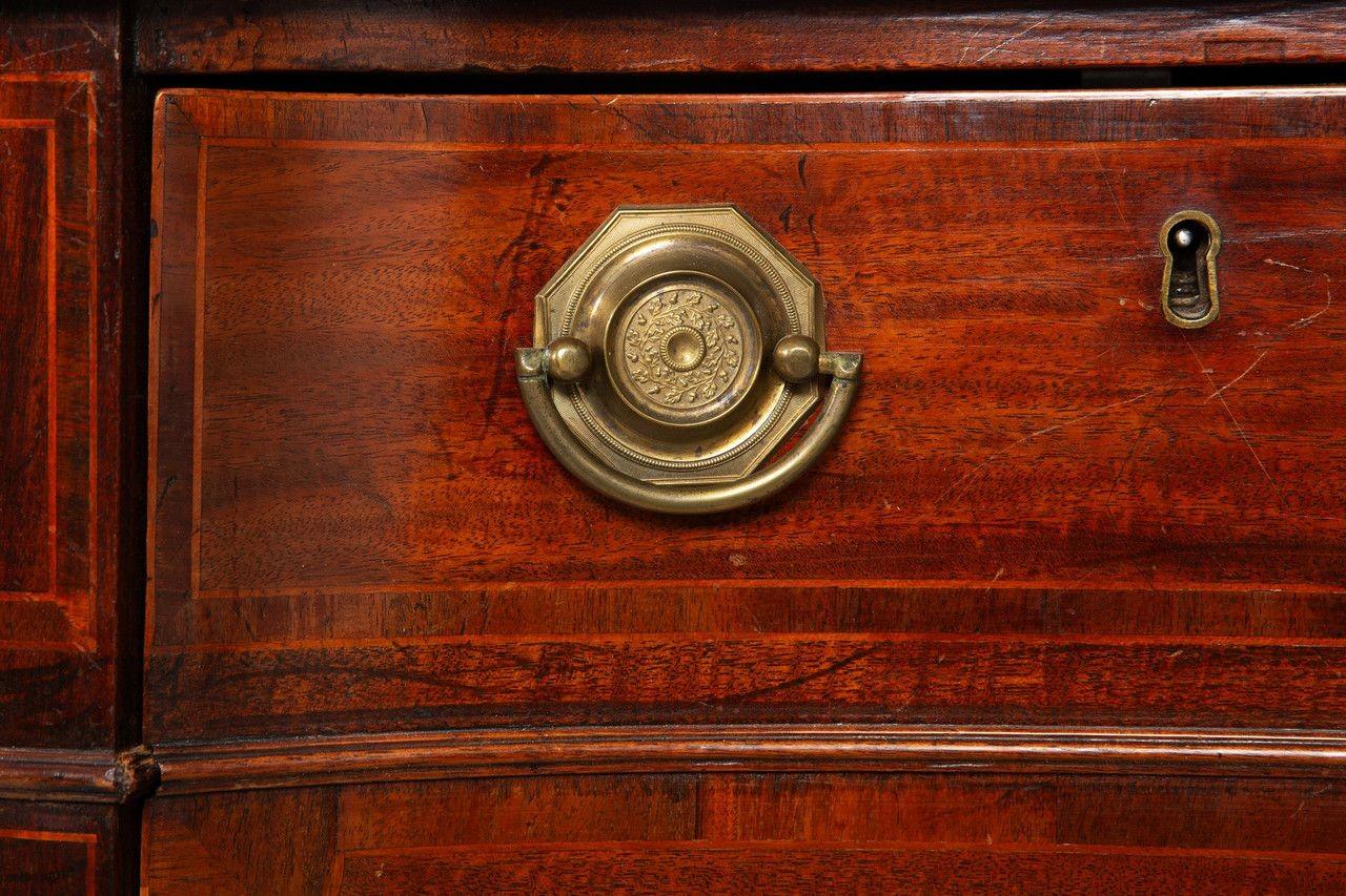 Credenza a serpentina in mogano intarsiato di epoca Giorgio III, inglese, 1790 ca. in vendita 14
