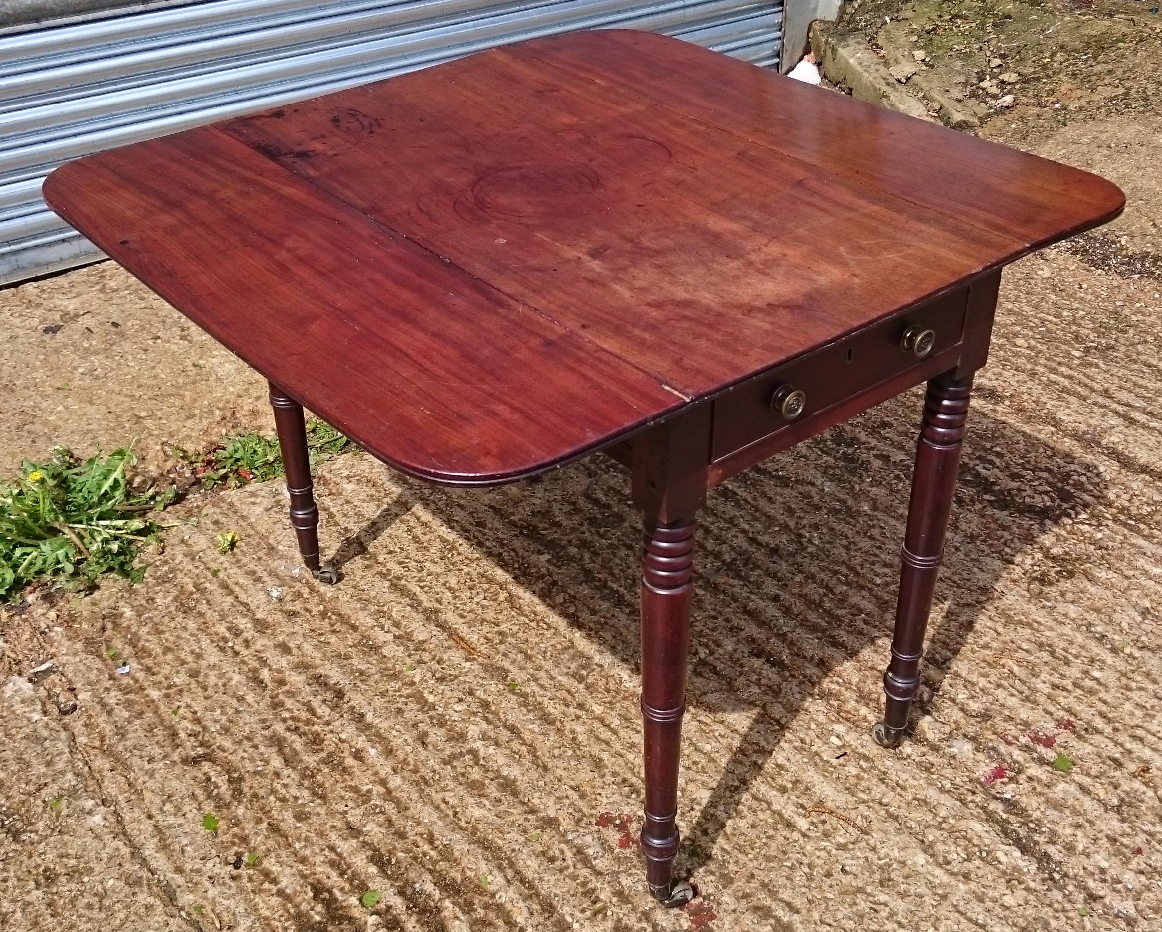 British George III Period Mahogany Antique Pembroke Table For Sale