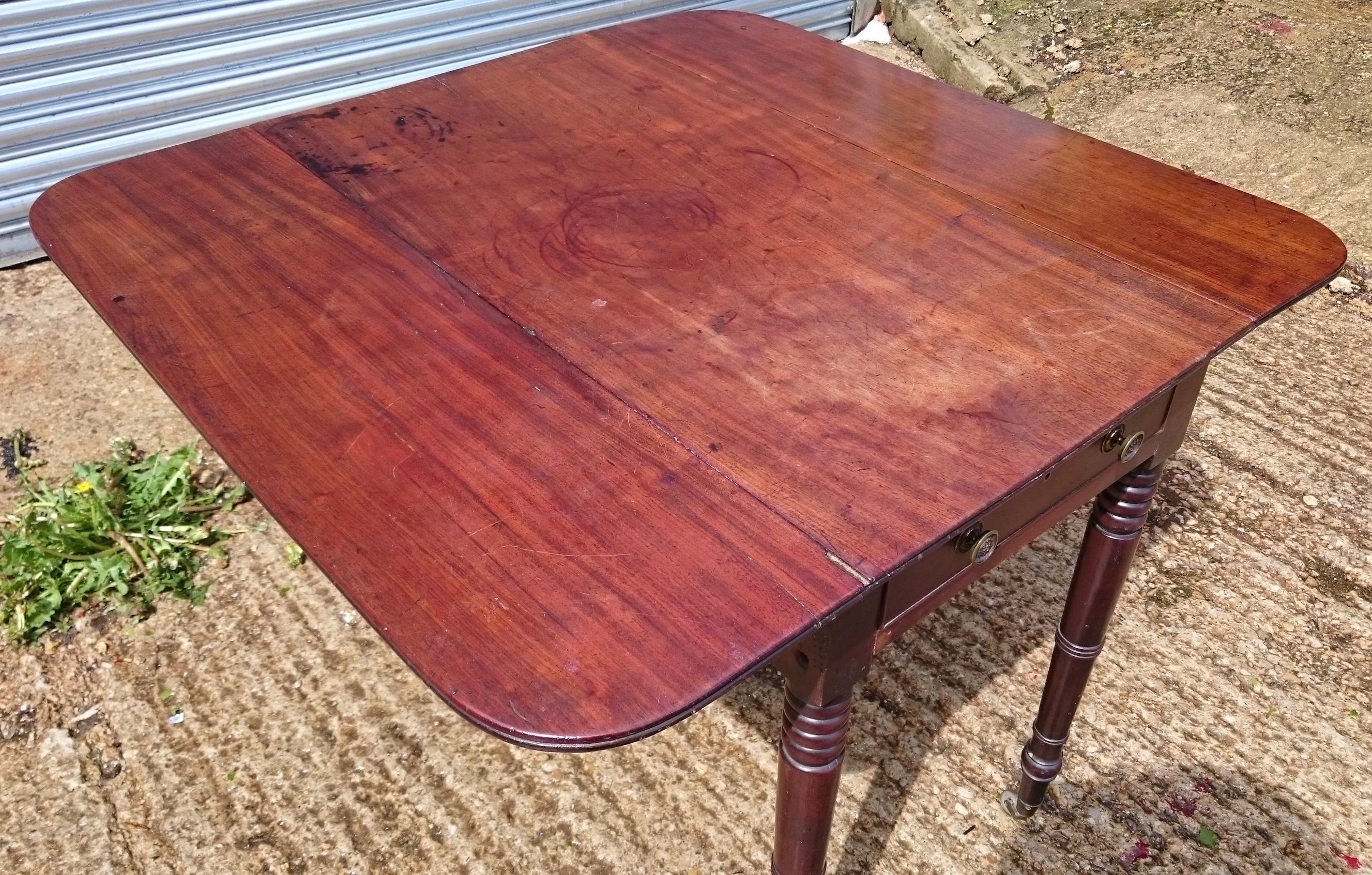 George III Period Mahogany Antique Pembroke Table In Good Condition For Sale In Gloucestershire, GB