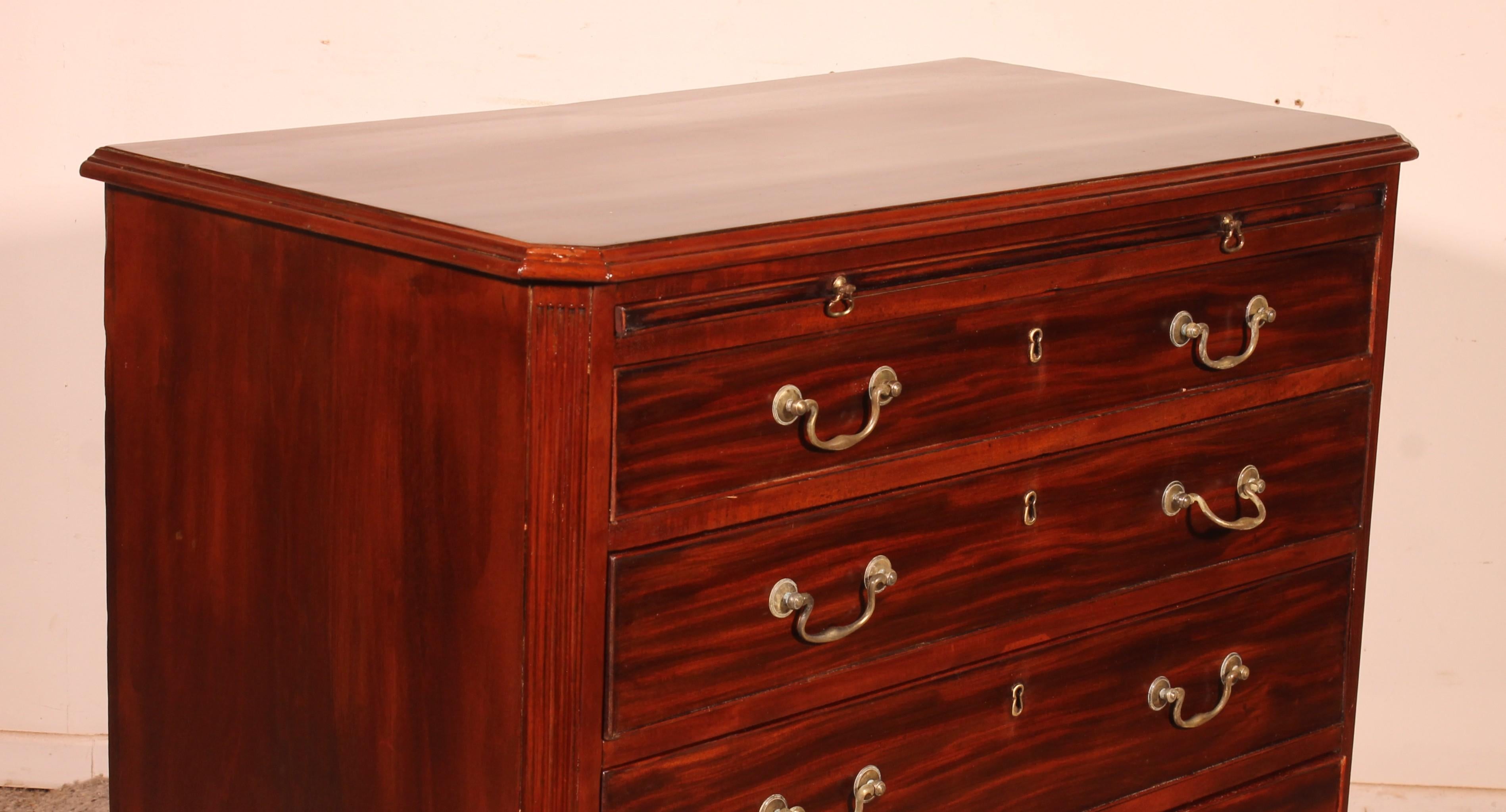 Cassettiera in mogano del periodo Giorgio III con una guida a spazzola sopra - XVIII C. In condizioni buone in vendita a Brussels, Brussels