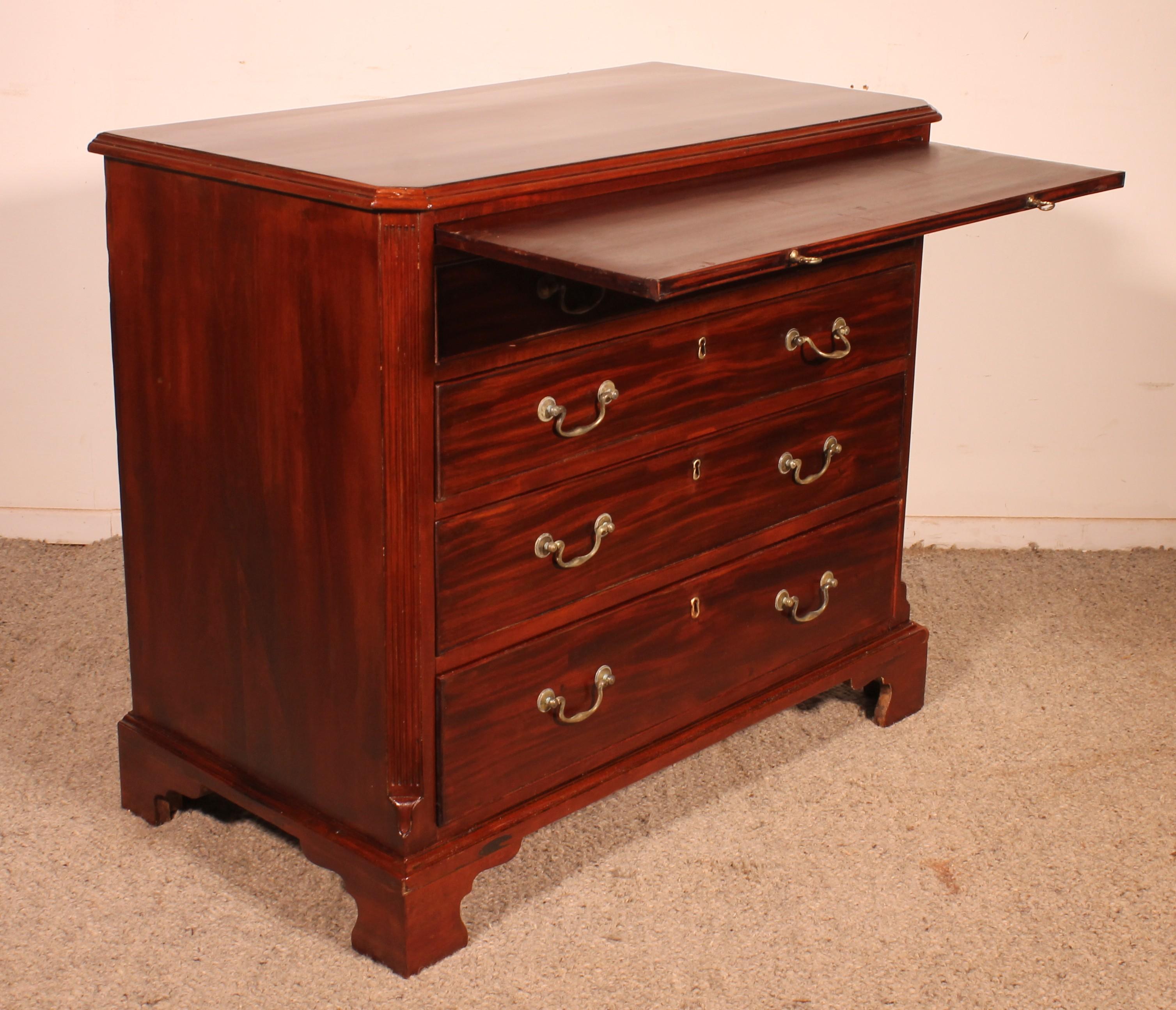 Fino al XVIII secolo Cassettiera in mogano del periodo Giorgio III con una guida a spazzola sopra - XVIII C. in vendita