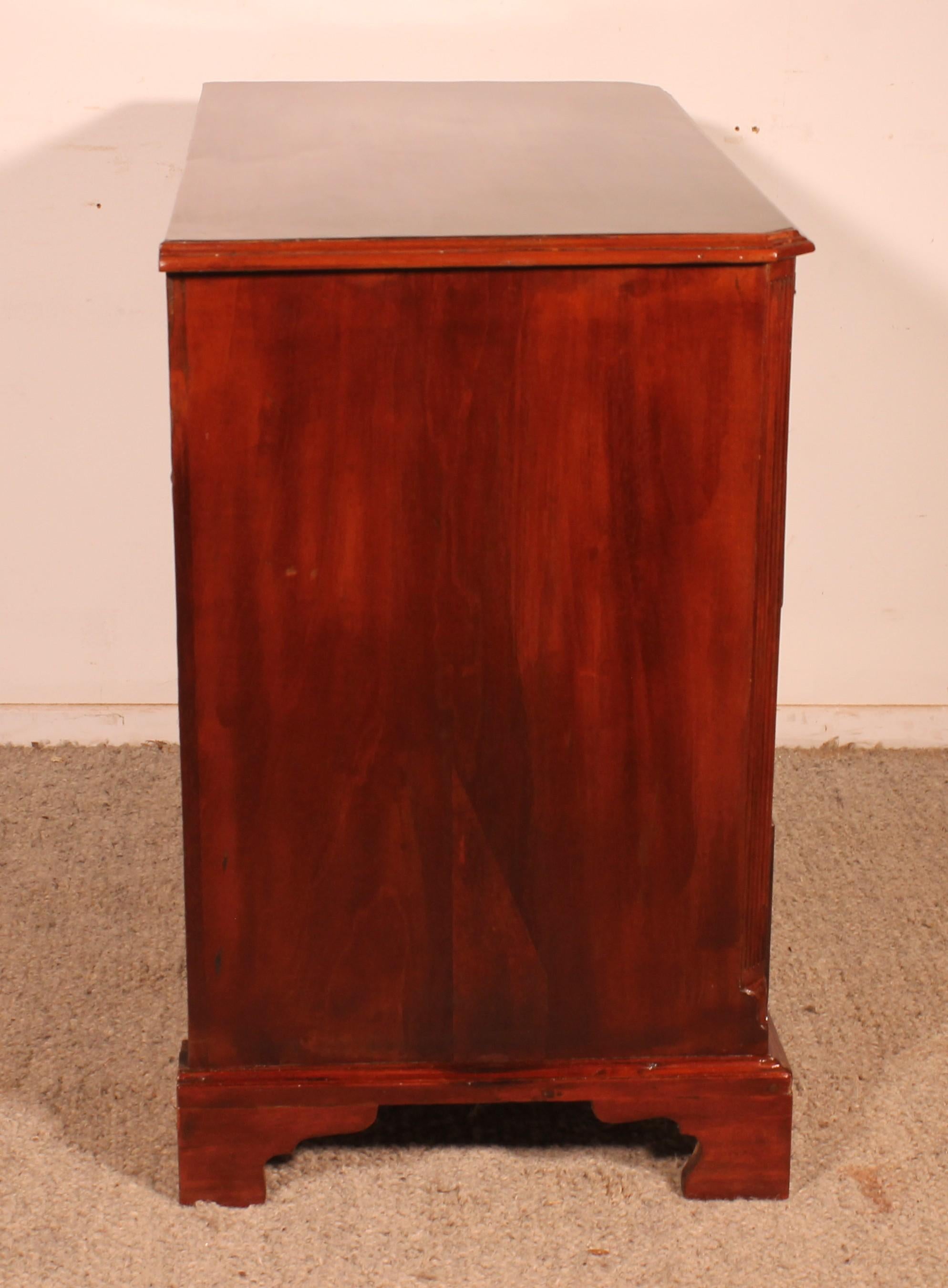 Mogano Cassettiera in mogano del periodo Giorgio III con una guida a spazzola sopra - XVIII C. in vendita