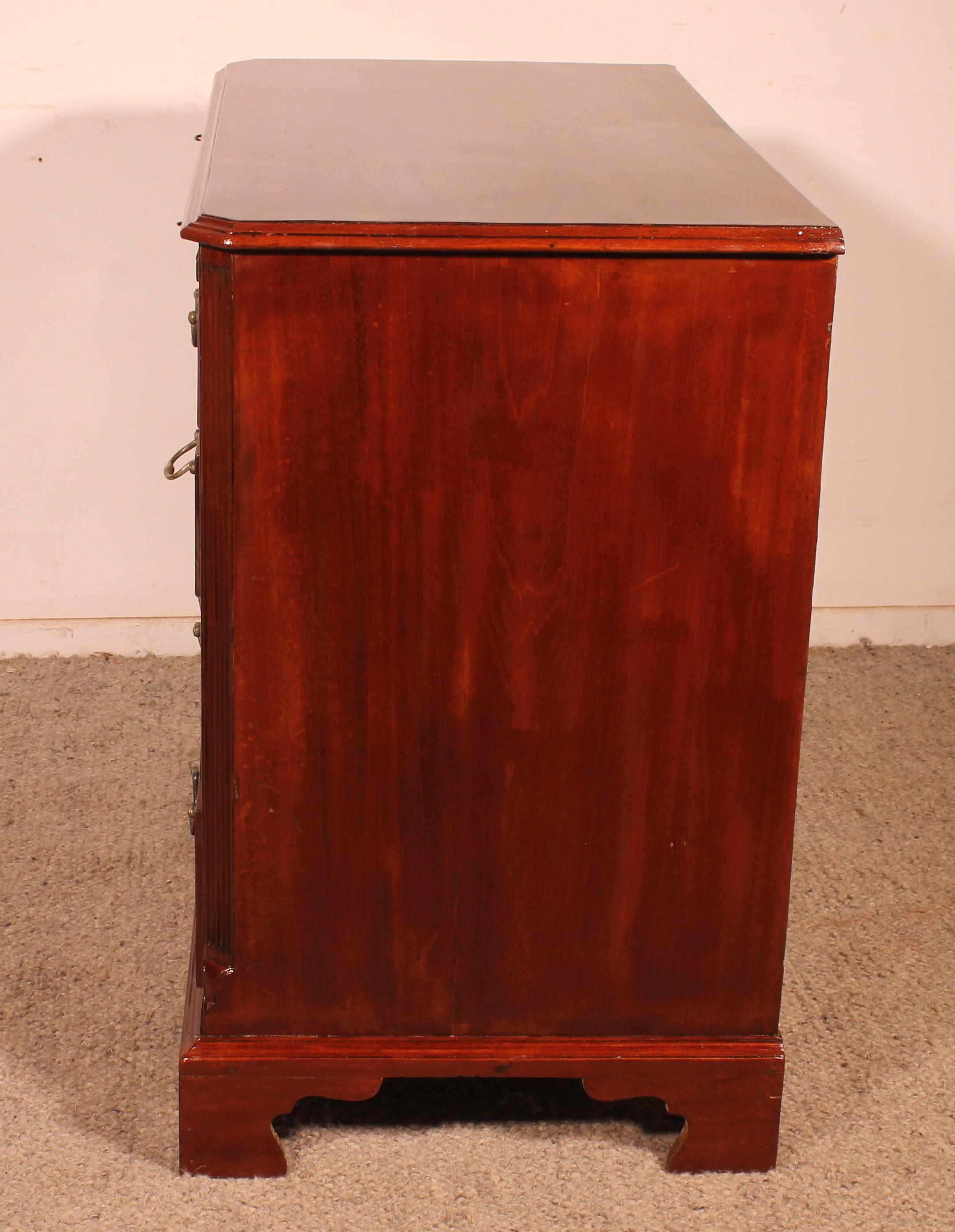 Cassettiera in mogano del periodo Giorgio III con una guida a spazzola sopra - XVIII C. in vendita 2