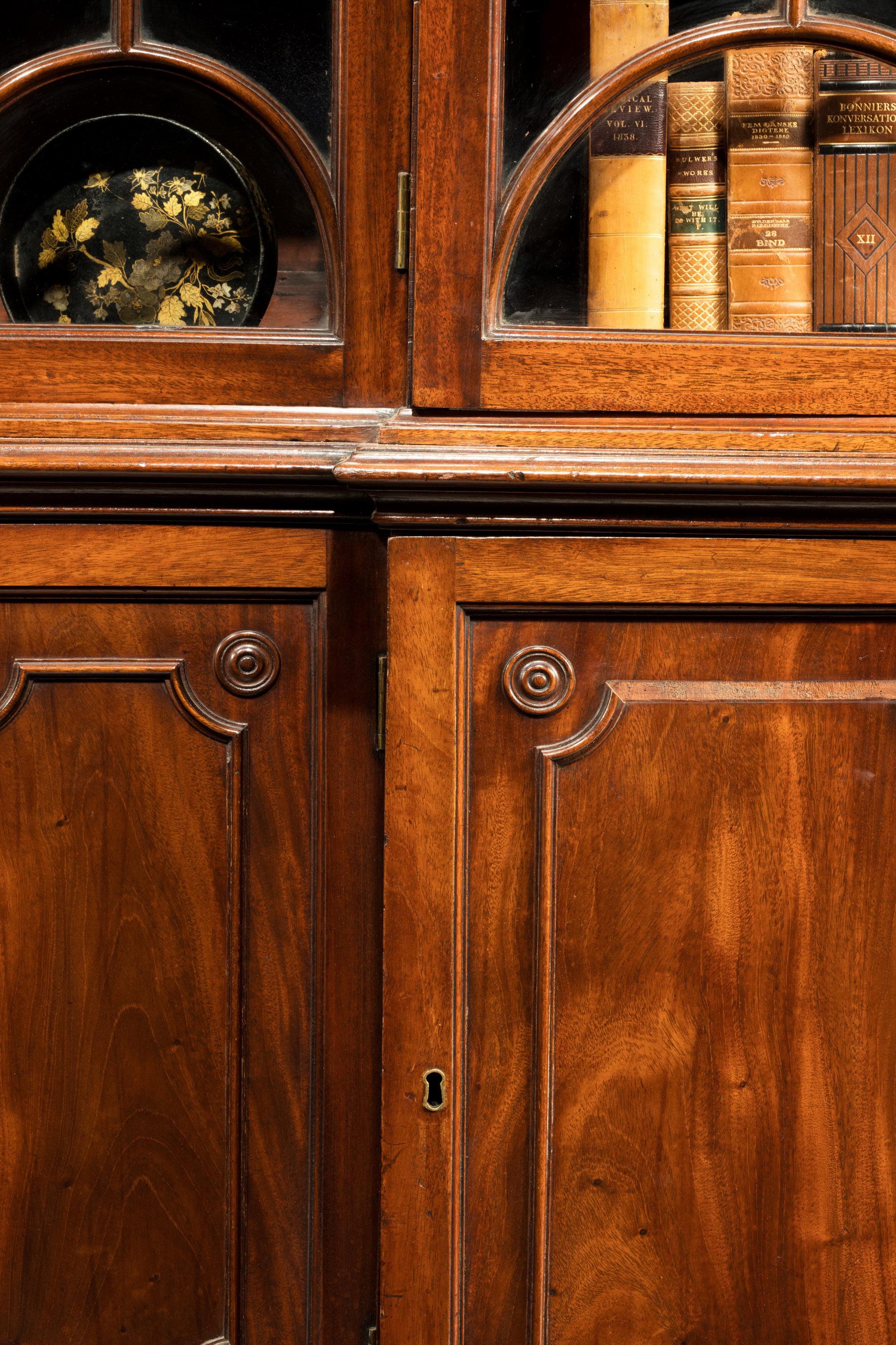 George III Period Mahogany Double Breakfront Bookcase In Good Condition In Peterborough, Northamptonshire