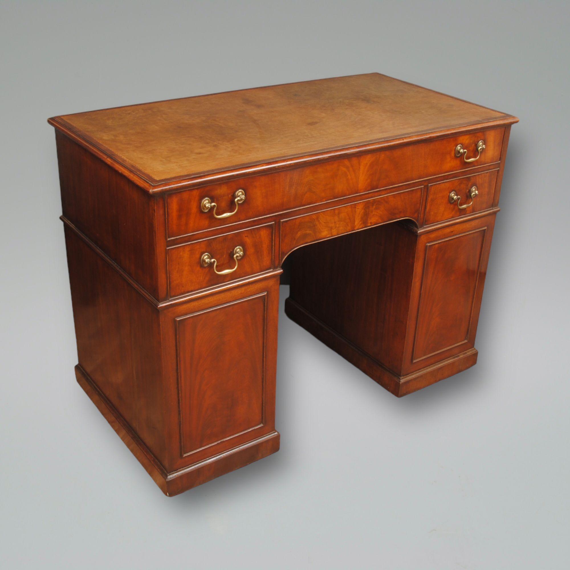 English George III Period Mahogany Fitted Desk Attributed to Gillows of Lancaster For Sale