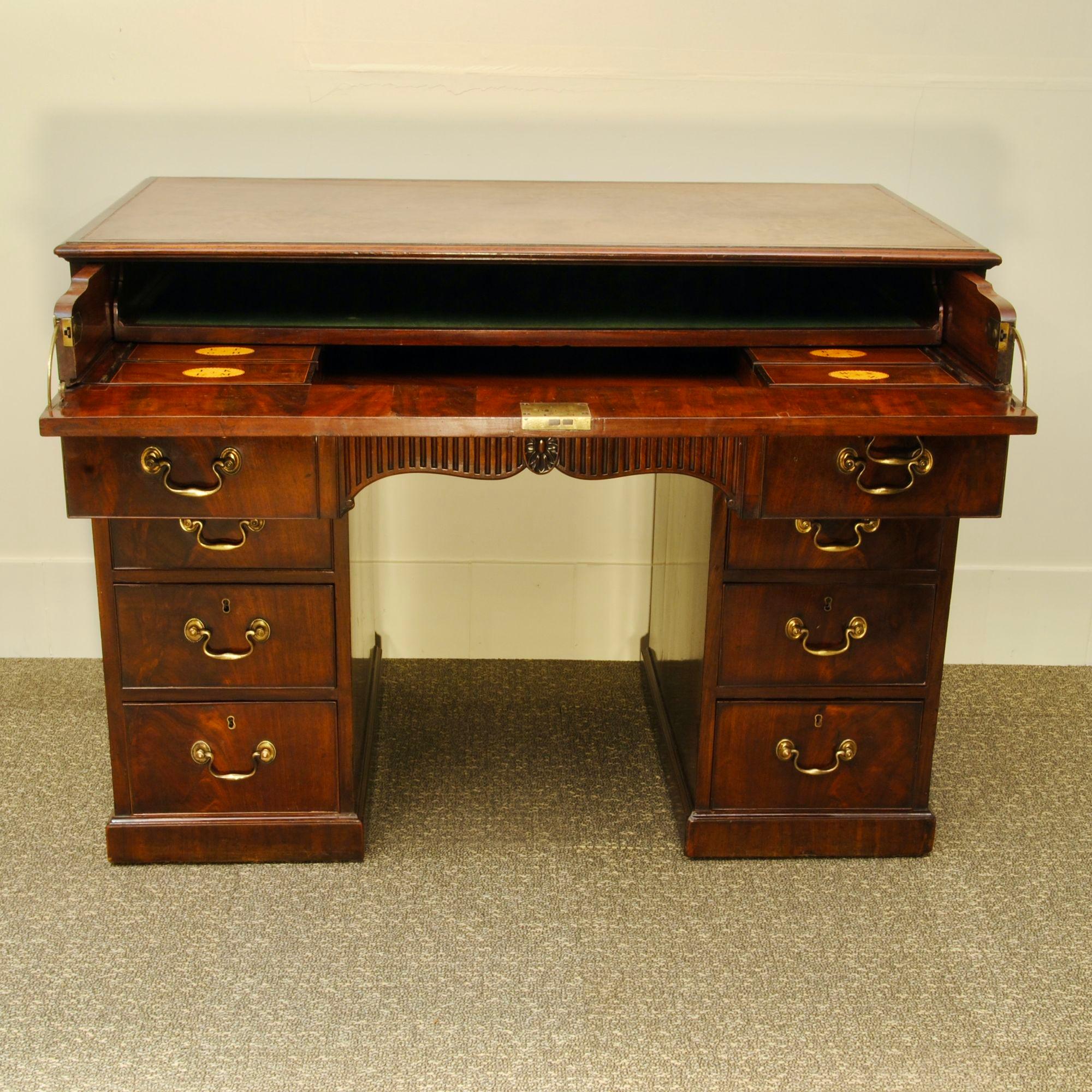 18th Century and Earlier George III Period Mahogany Fitted Desk Attributed to Gillows of Lancaster For Sale