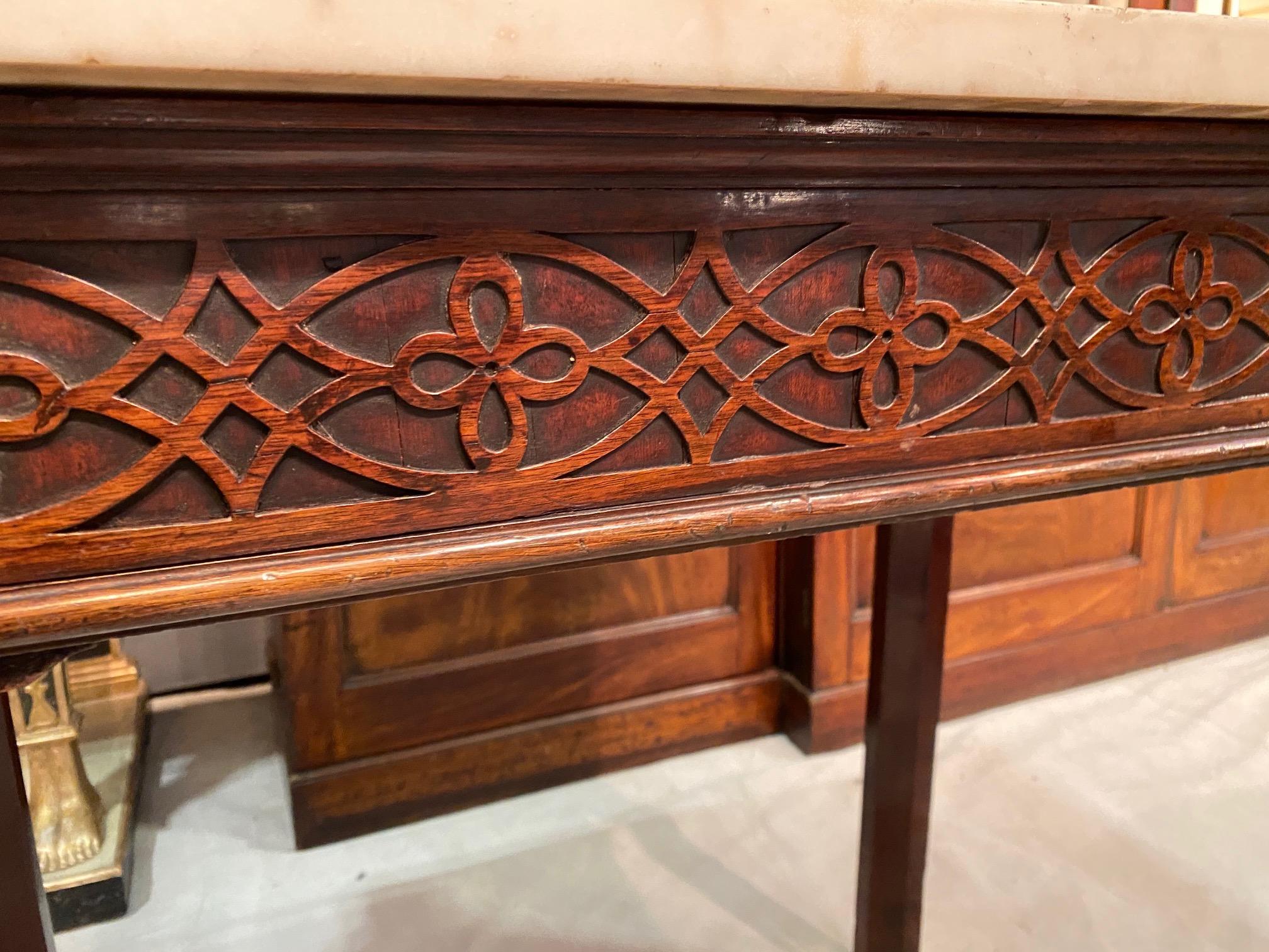 Table console d'époque George III en acajou Fratéwork avec plateau en marbre en vente 5