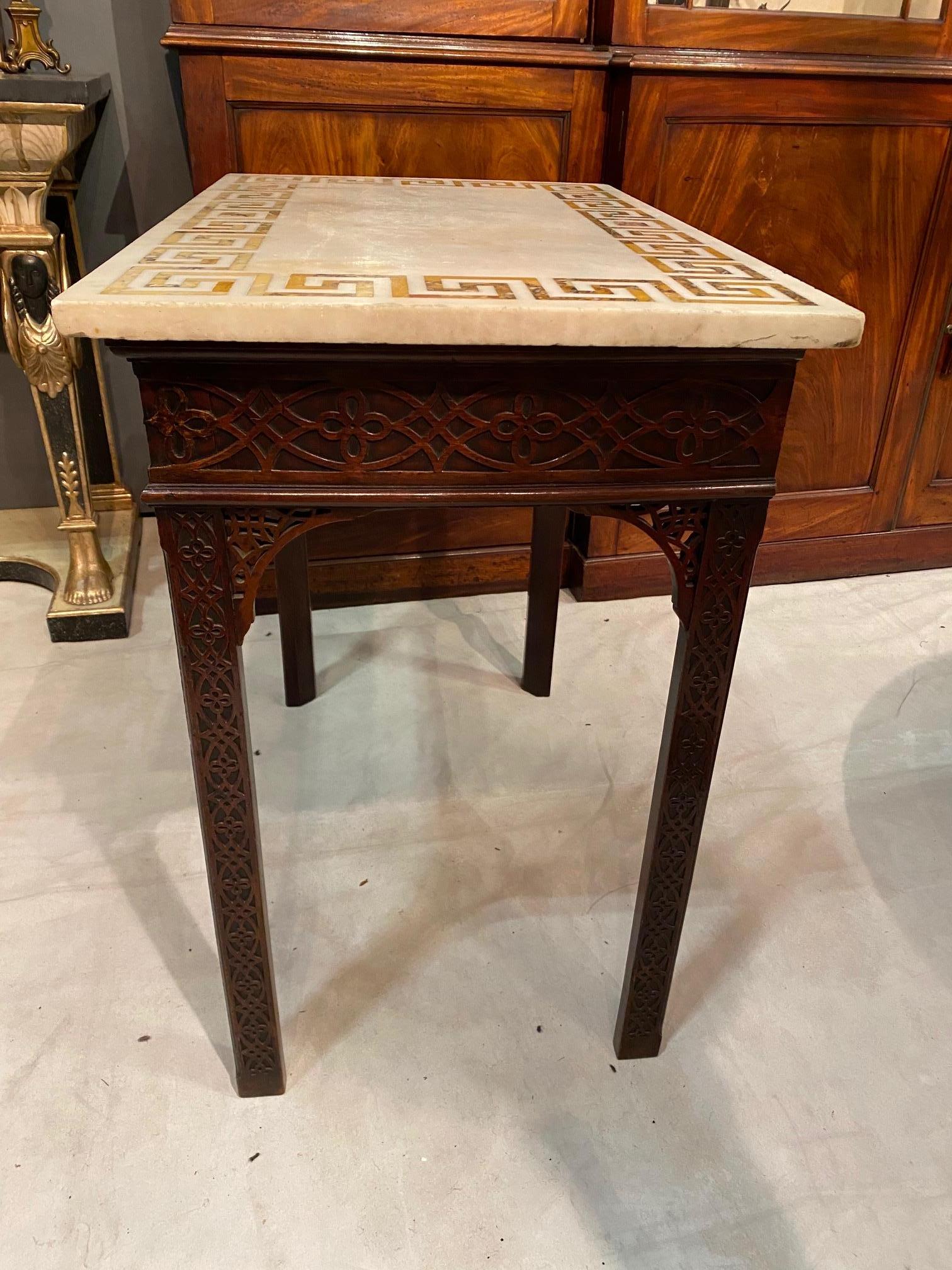 Table console d'époque George III en acajou Fratéwork avec plateau en marbre en vente 6