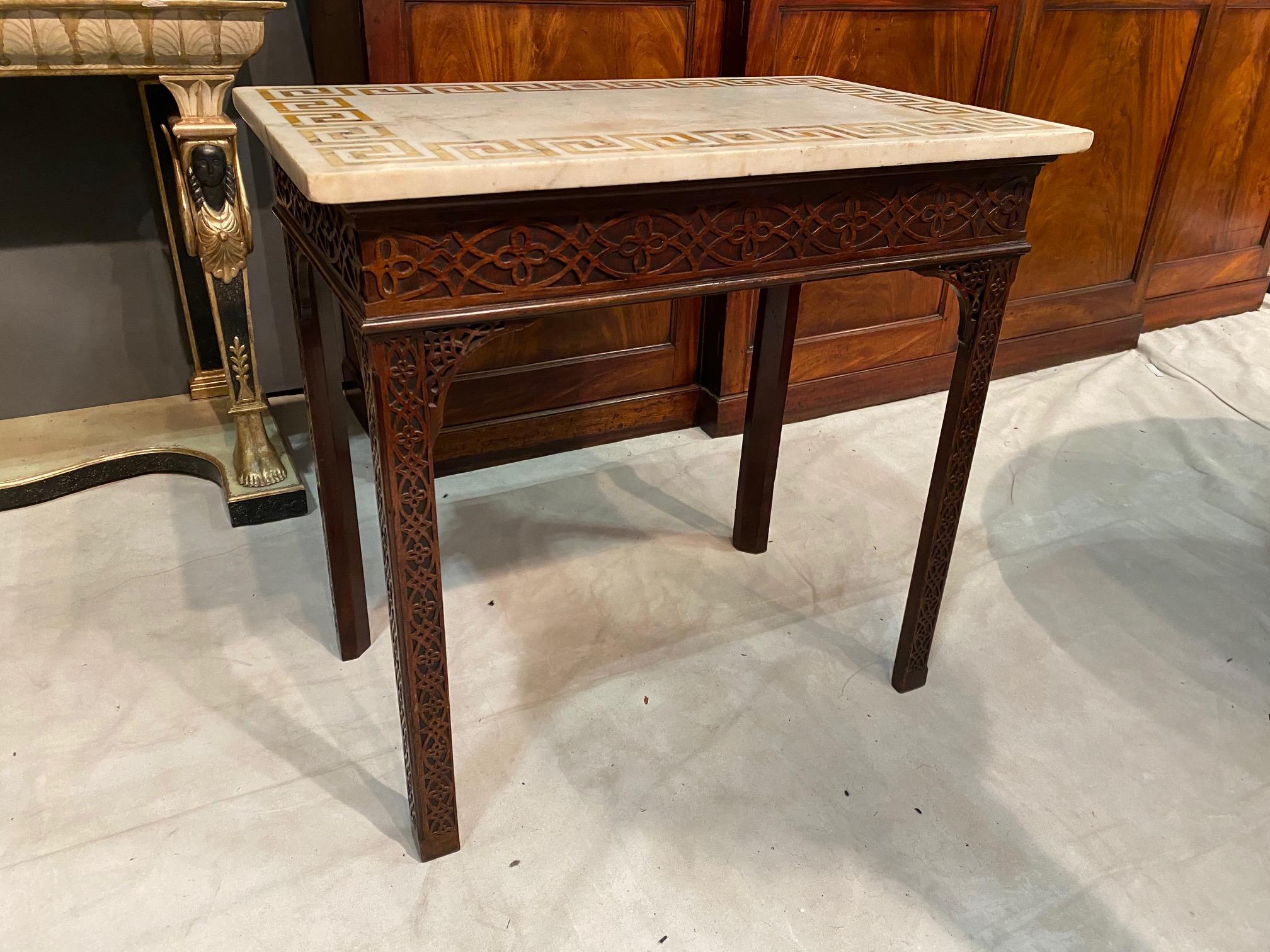 Fin du XVIIIe siècle Table console d'époque George III en acajou Fratéwork avec plateau en marbre en vente