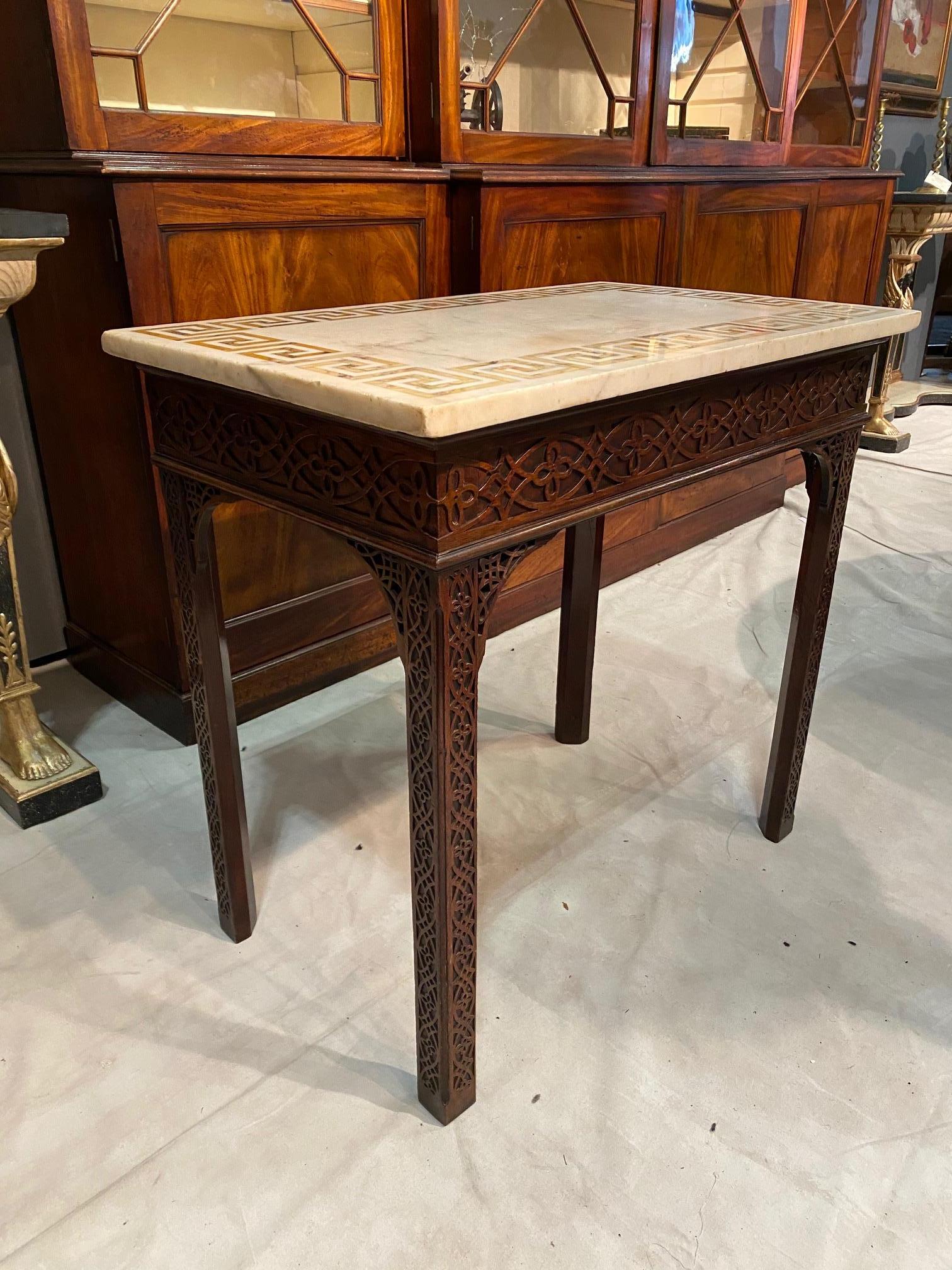 Table console d'époque George III en acajou Fratéwork avec plateau en marbre en vente 1