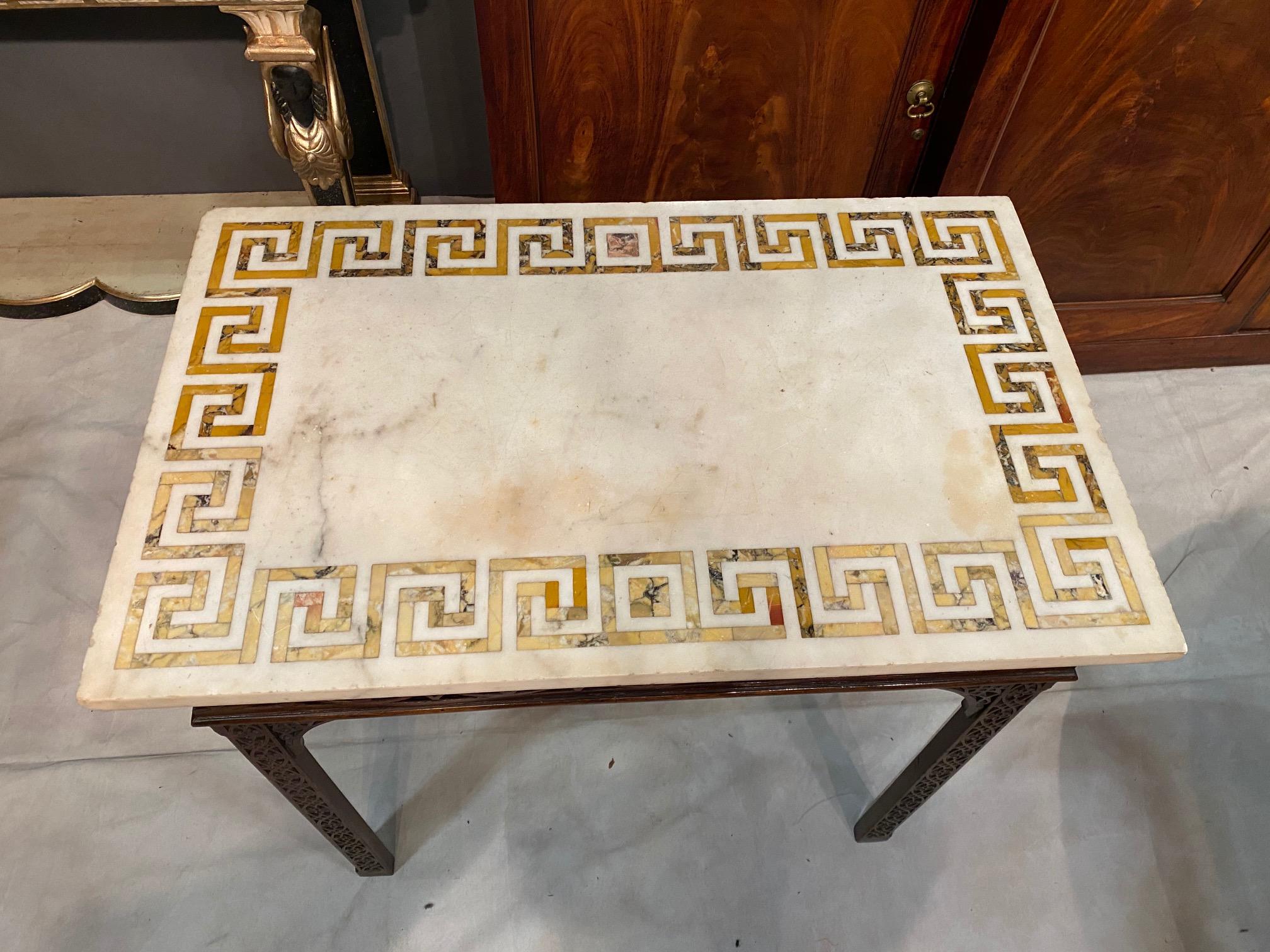 Table console d'époque George III en acajou Fratéwork avec plateau en marbre en vente 2