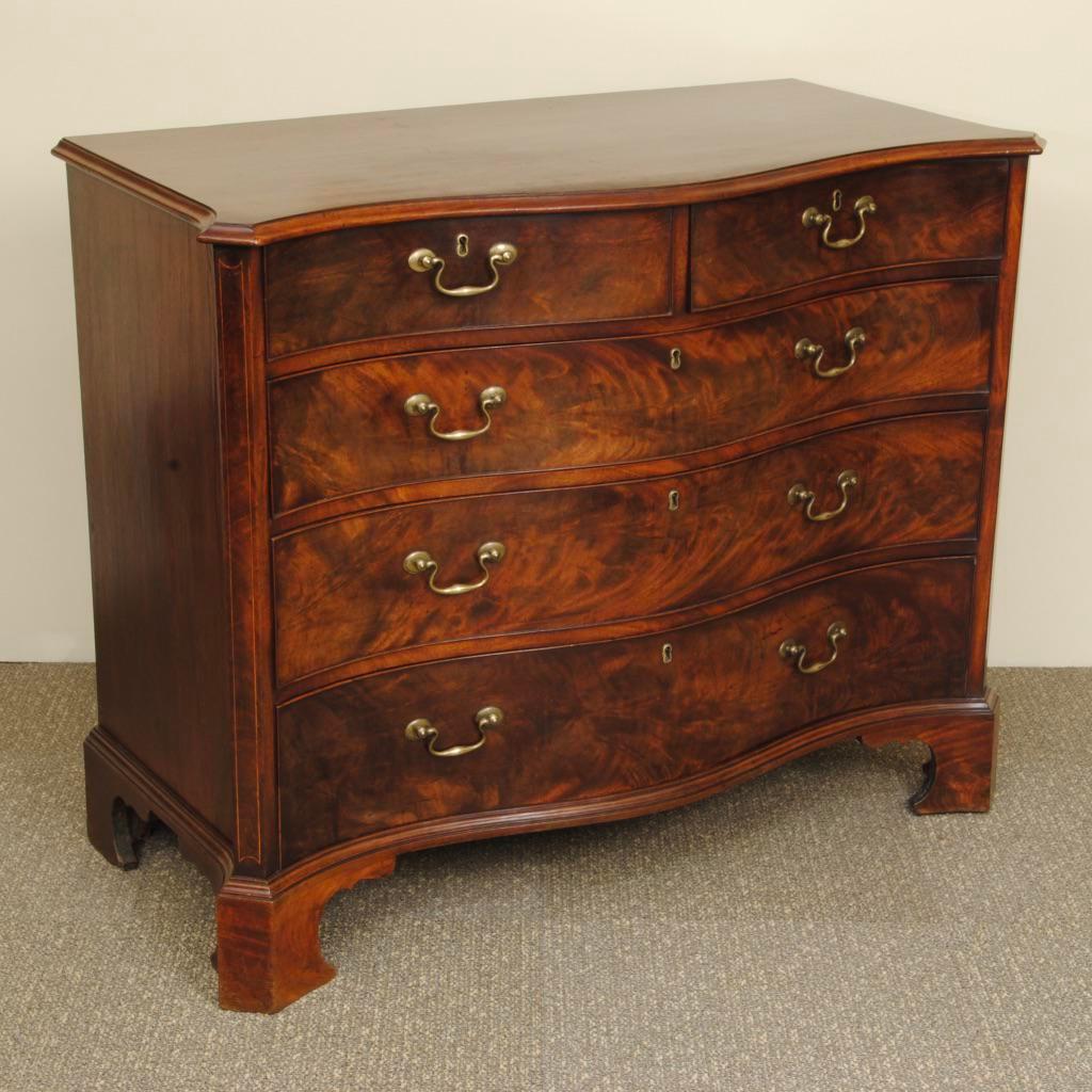 George III Period Mahogany Serpentine Chest of Drawers In Good Condition In Lincolnshire, GB