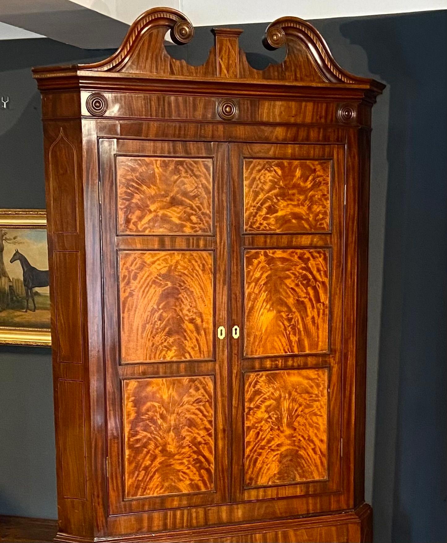George III Period Mahogany Standing Corner Cupboard In Good Condition In Lincolnshire, GB