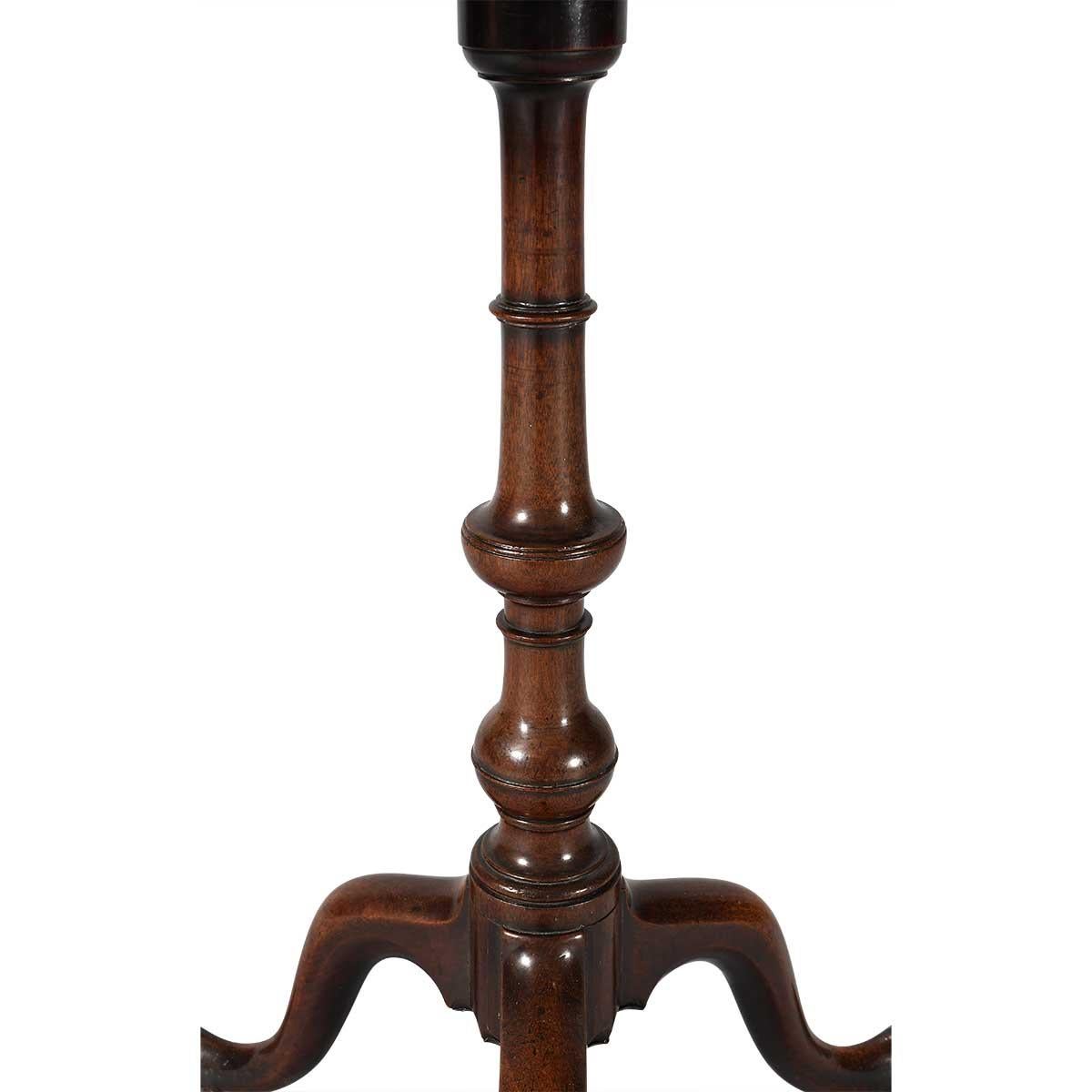 George III Period Mahogany Tripod Table with Scallop-Shaped Top In Good Condition For Sale In Harrodsburg, KY
