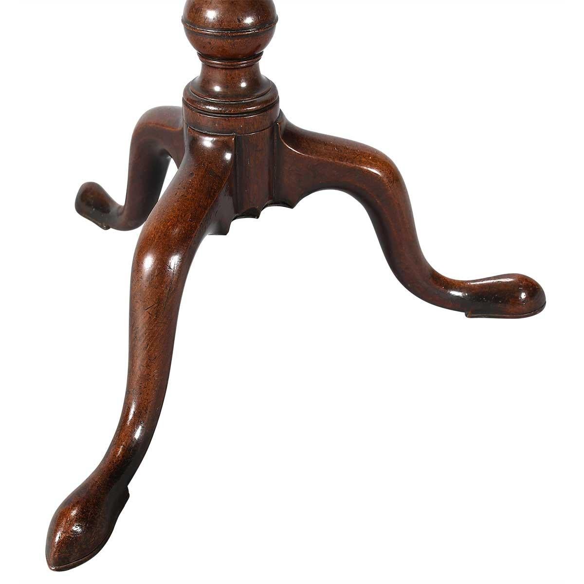George III Period Mahogany Tripod Table with Scallop-Shaped Top For Sale 1