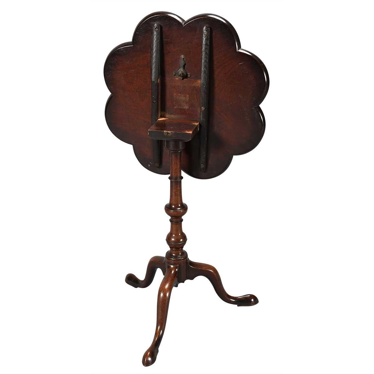 George III Period Mahogany Tripod Table with Scallop-Shaped Top For Sale 3