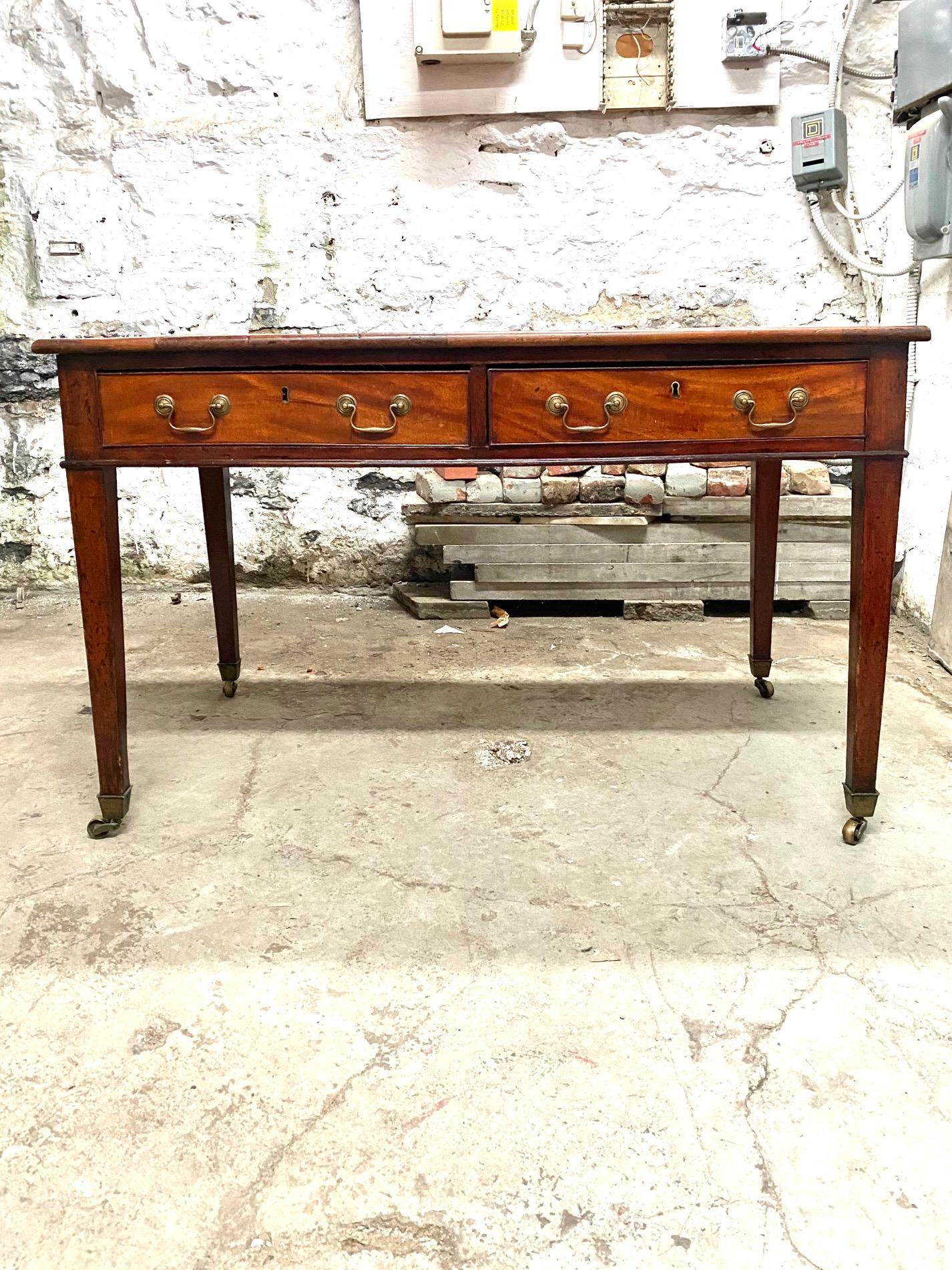 George III  Period Mahogany Writing Table In Good Condition For Sale In Montreal, QC