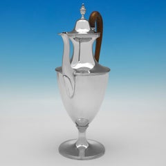 Cafetera neoclásica de plata de ley de la época de Jorge III, fabricada en Londres en 1787