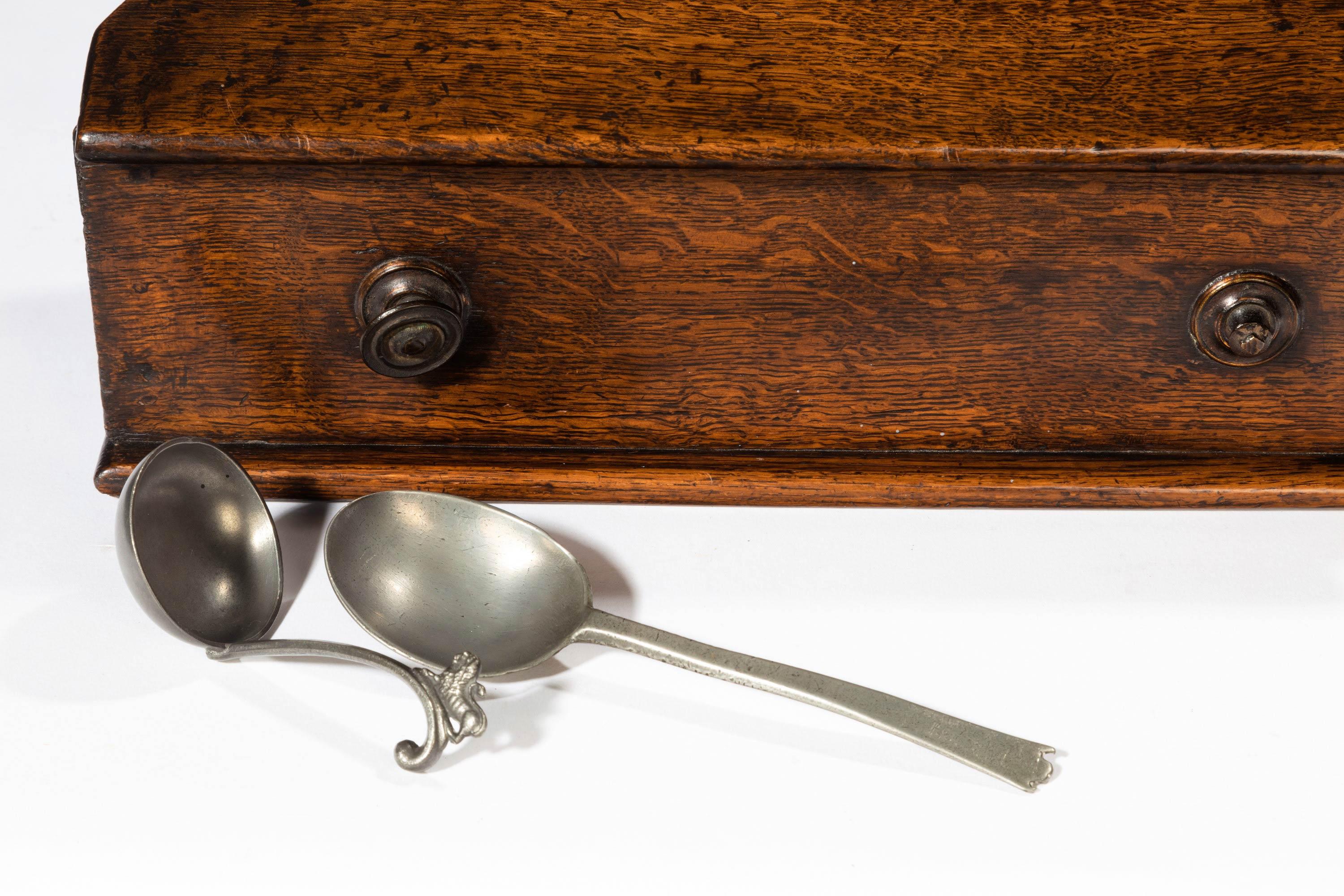 George III Period Oak and Pewter Spoon Rack In Good Condition For Sale In Peterborough, Northamptonshire