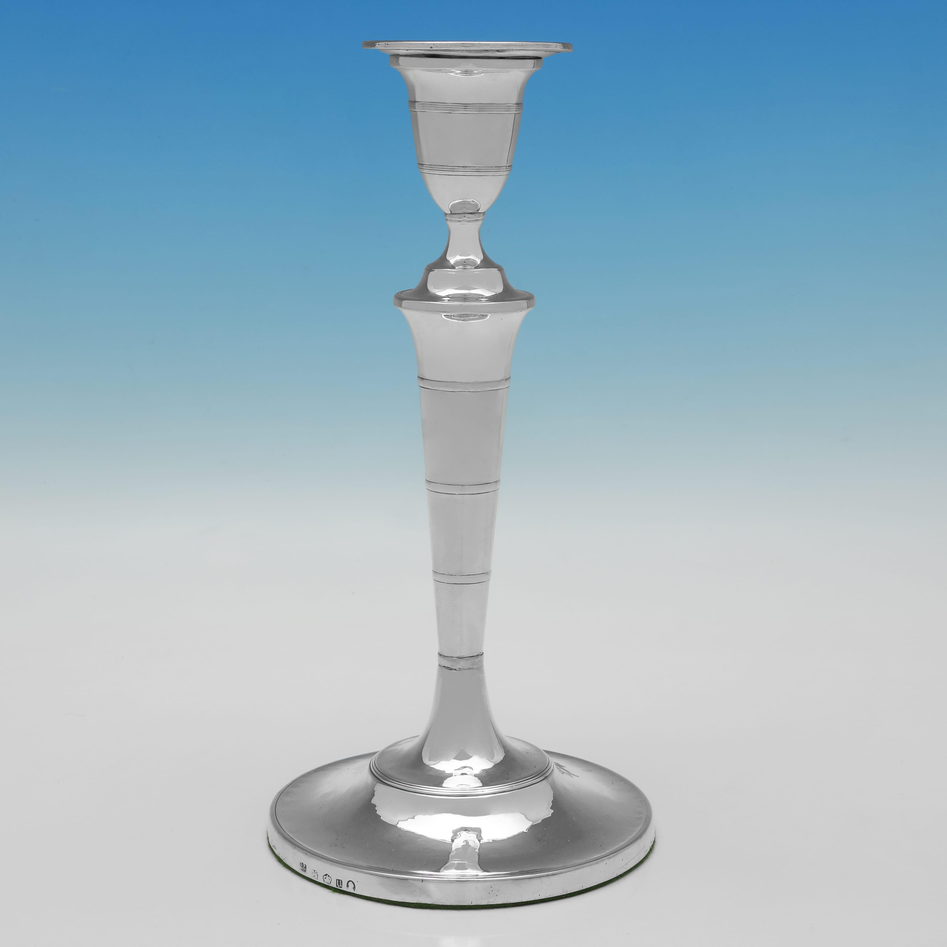 Con marchio a Sheffield nel 1792 da John Parsons & Co., questa bella coppia di candelieri antichi in argento Sterling del periodo di Giorgio III ha una forma rotonda e presenta dettagli a canne e beccucci rimovibili. Ogni candeliere misura 10,5