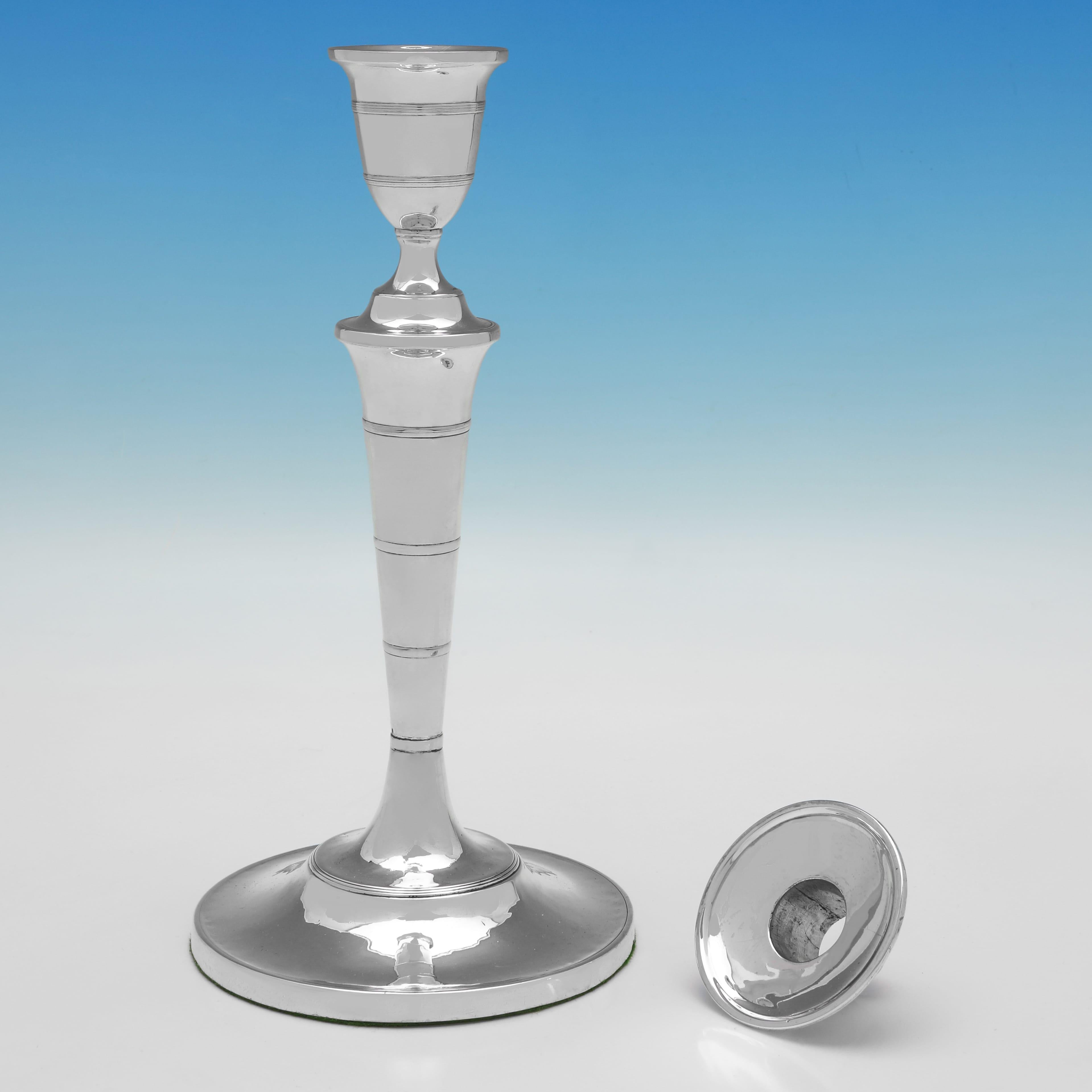Neoclassico Coppia di candelieri in argento sterling del periodo di Giorgio III, con marchio di fabbrica del 1792 in vendita