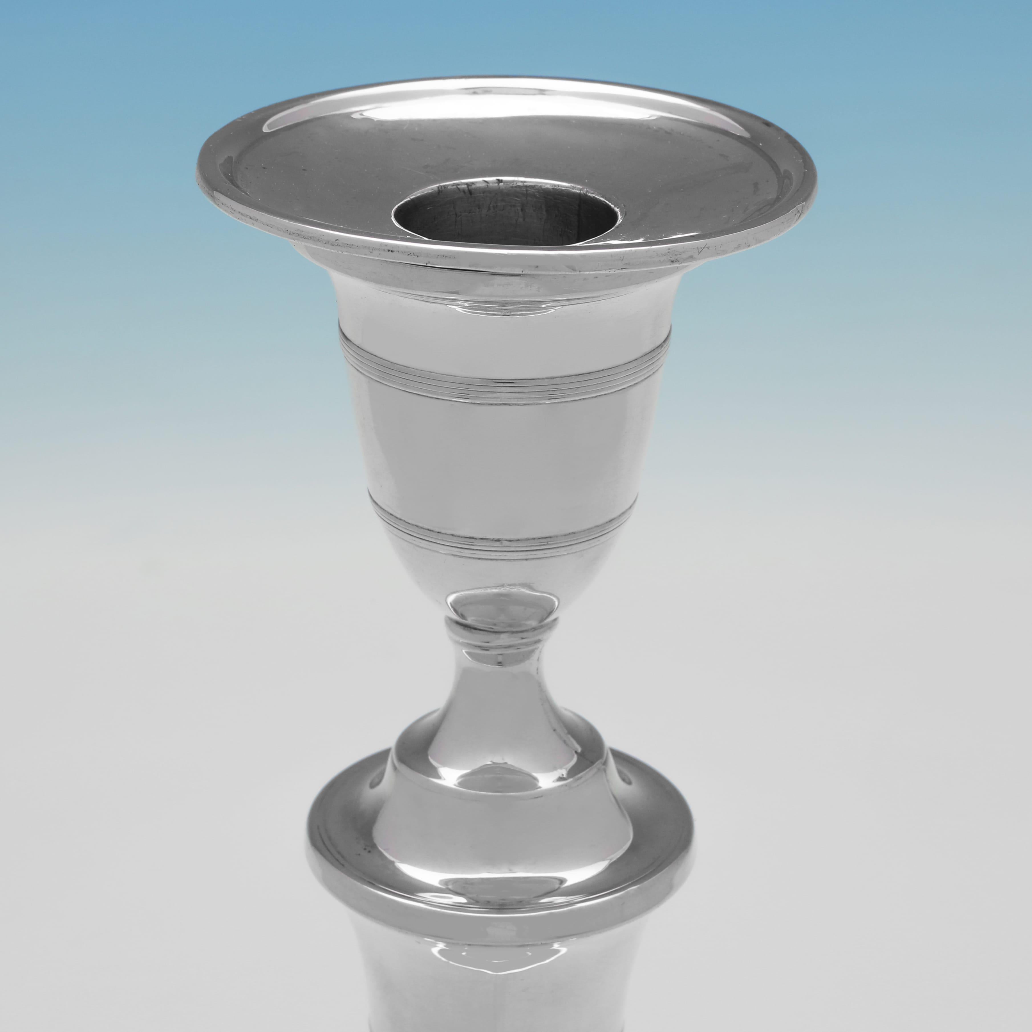 Inglese Coppia di candelieri in argento sterling del periodo di Giorgio III, con marchio di fabbrica del 1792 in vendita