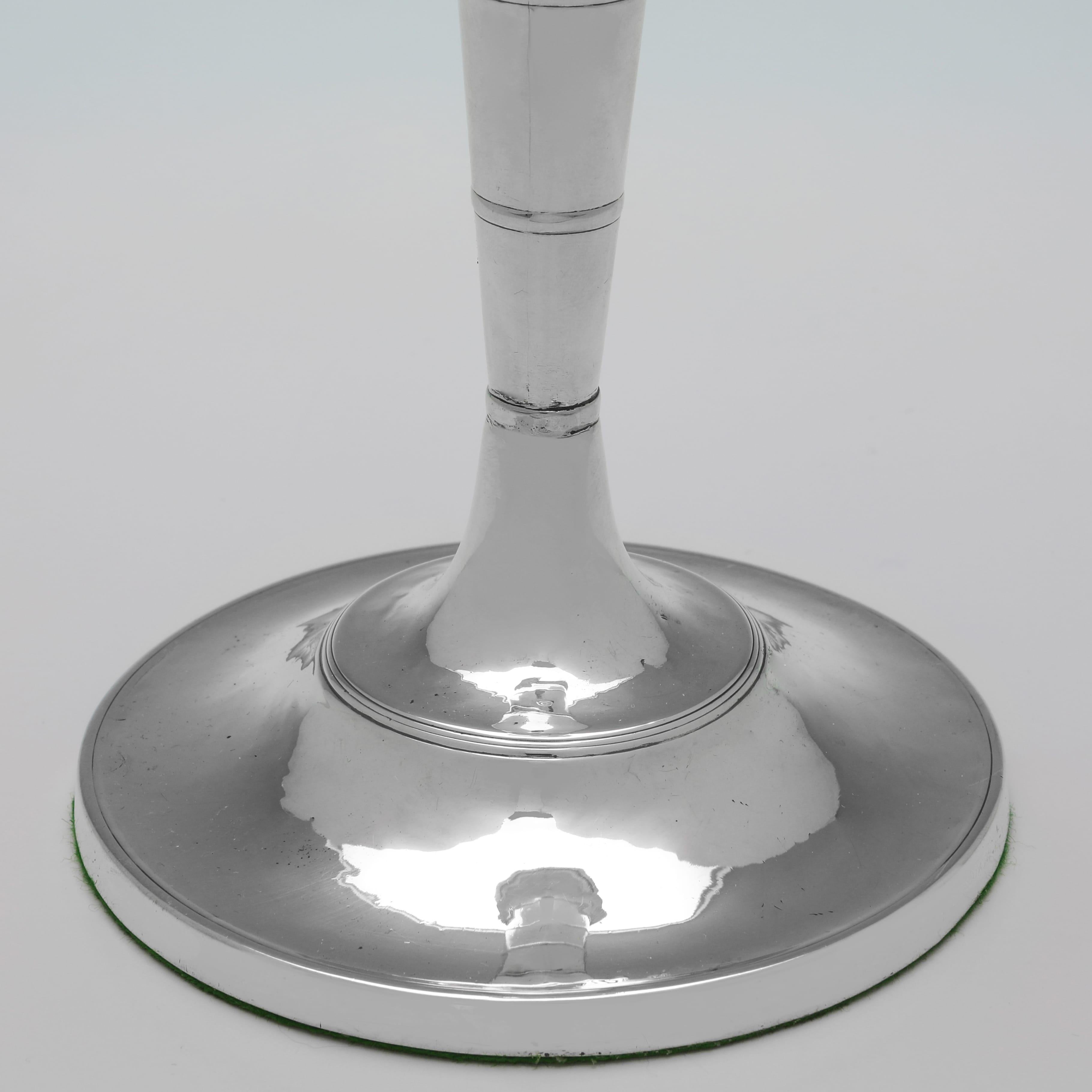 Coppia di candelieri in argento sterling del periodo di Giorgio III, con marchio di fabbrica del 1792 In condizioni buone in vendita a London, London