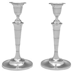 Pareja de candeleros de plata de ley de la época de Jorge III - con matrícula de 1792
