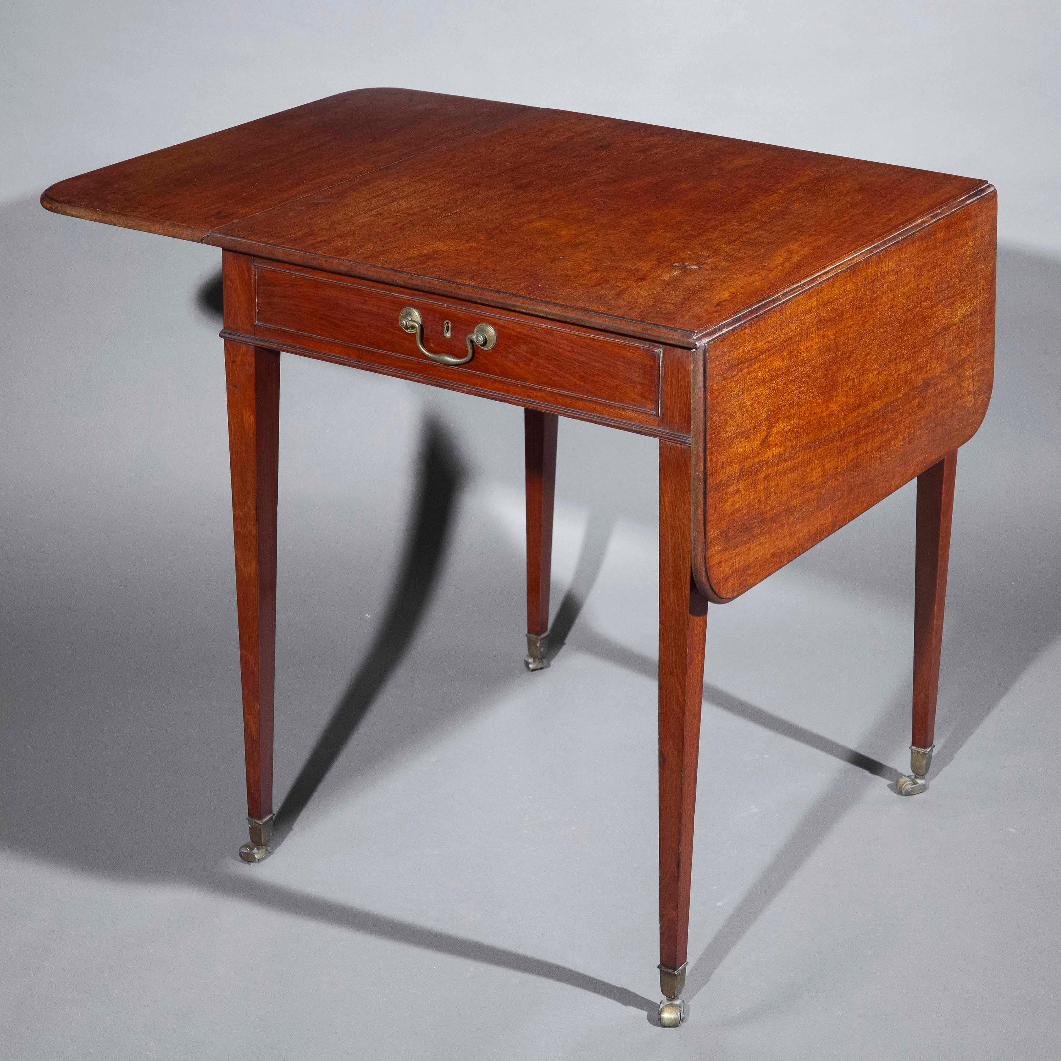 George III Period Pembroke or Drop-leaf Table In Good Condition For Sale In Richmond, London