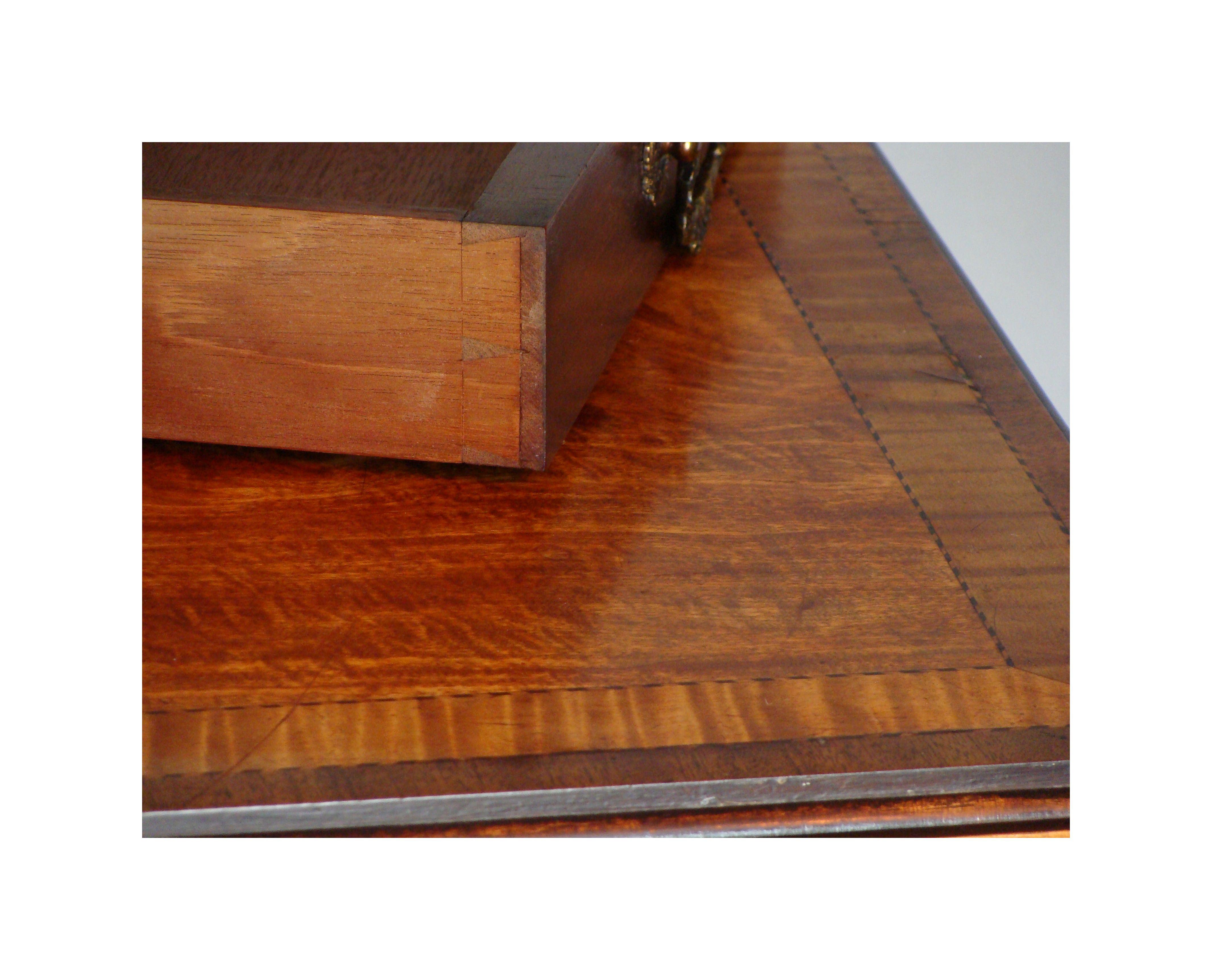 Pembroke-Tisch aus Satinholz im Stil von George III. (Spätes 18. Jahrhundert) im Angebot