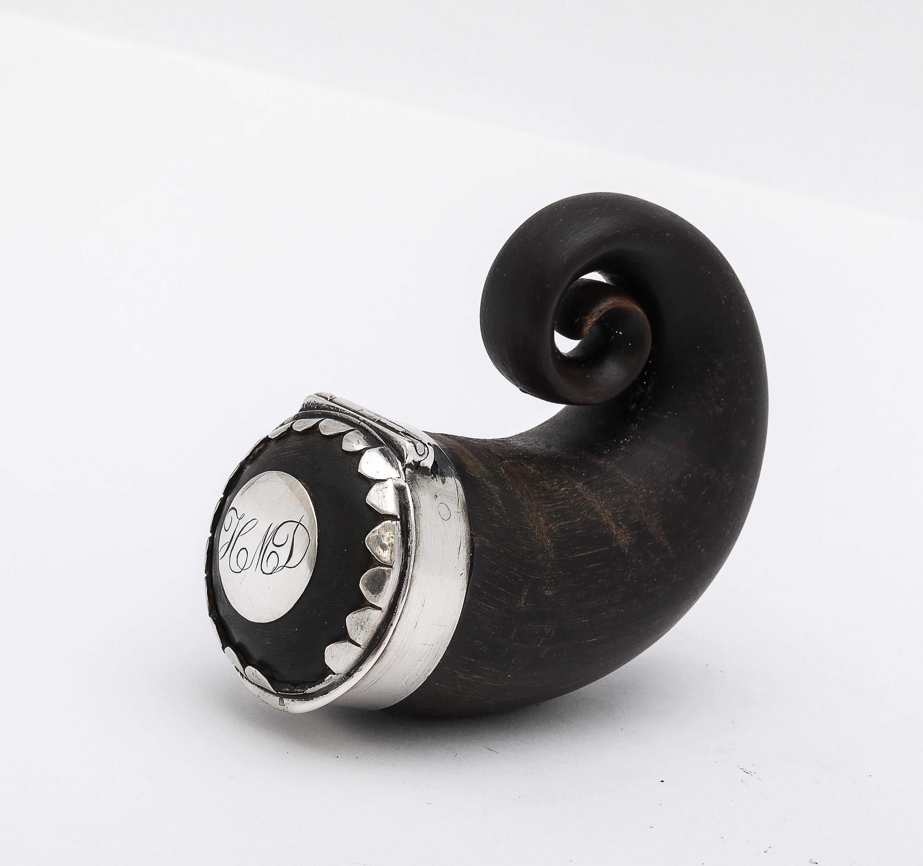 Periodo Jorge III, tabaquera de plata de ley (sin marcar, pero probada) con cuerno de carnero, Escocia, ca. 1790-1810. En la parte superior de la tapa abatible hay un disco de plata de ley con la inscripción HMD. Mide 2,5 cm de diámetro a través de