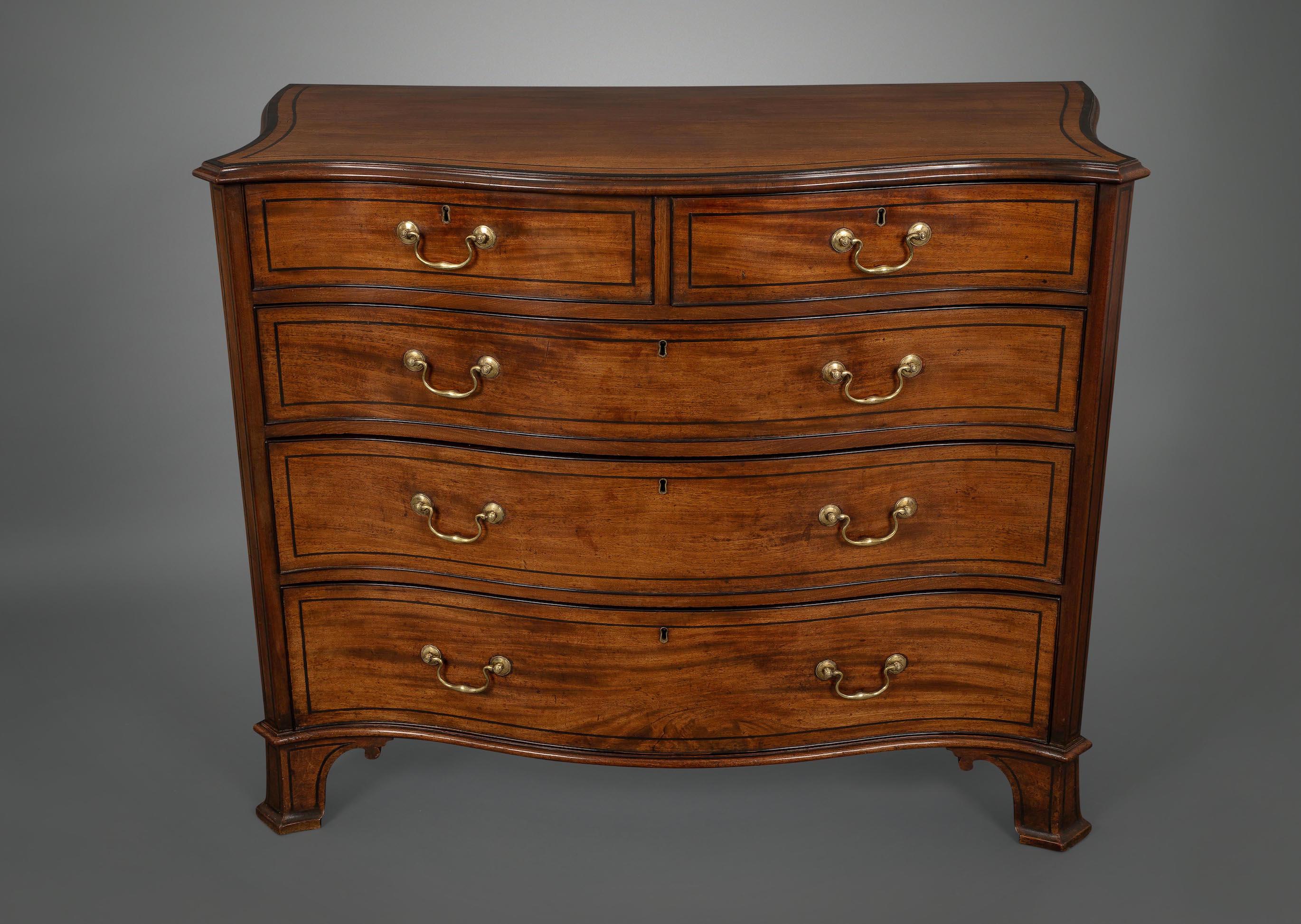 English George III Period Serpentine-Fronted Chest of Drawers in the Manner of Thomas For Sale