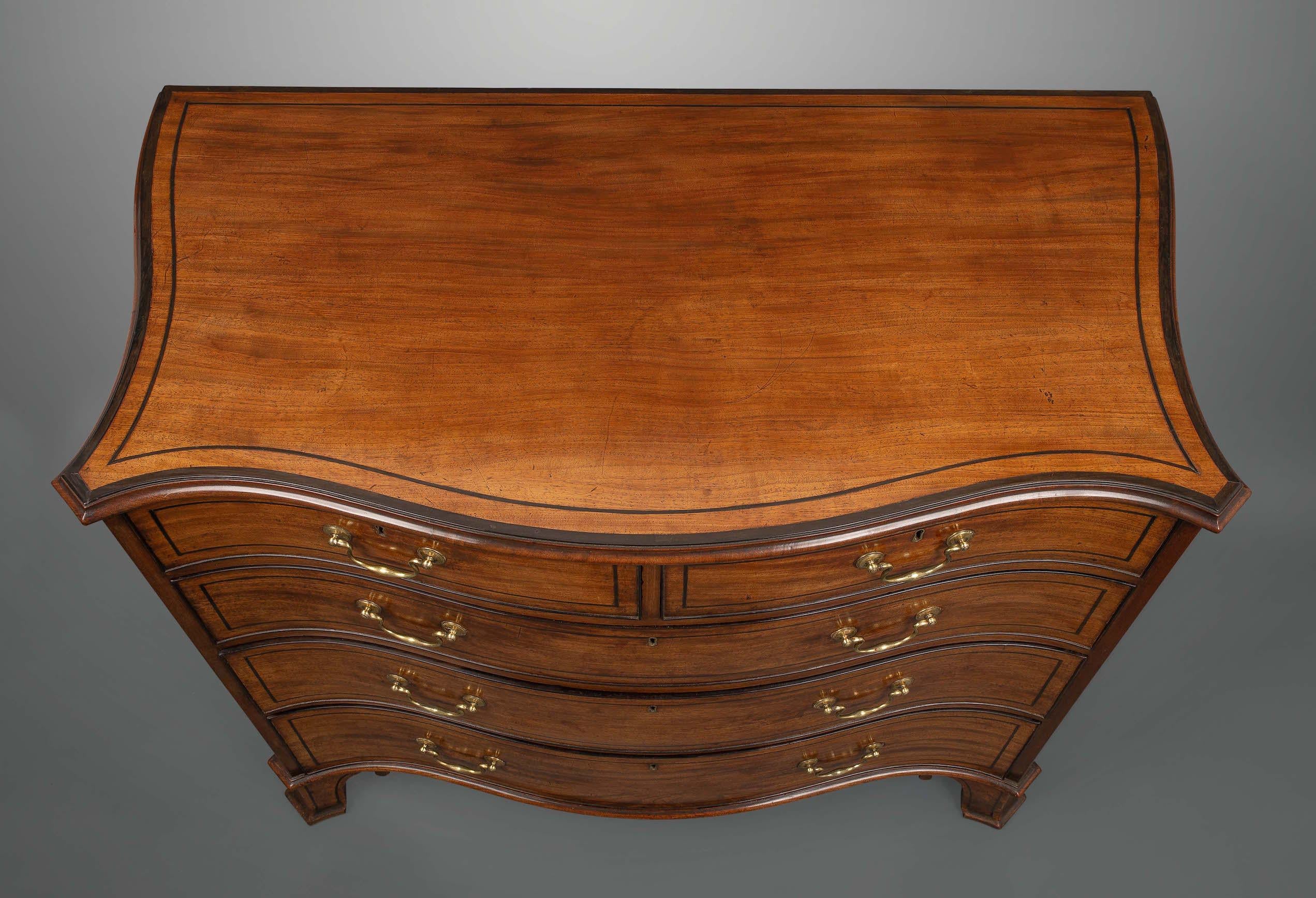 George III Period Serpentine-Fronted Chest of Drawers in the Manner of Thomas In Good Condition For Sale In New York, NY