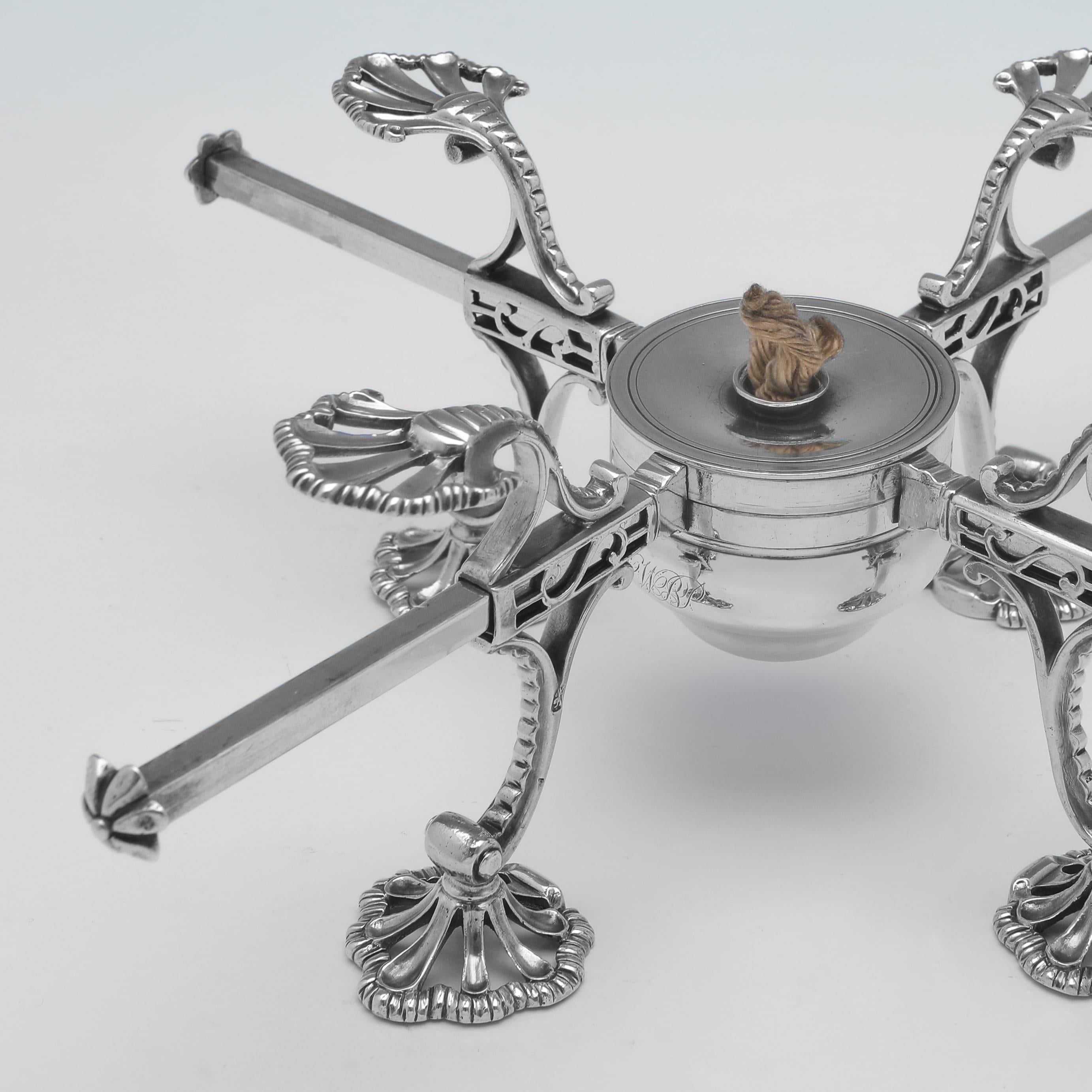 Con marchio di garanzia di Londra del 1773, questa bella croce da piatto in argento sterling del periodo di Giorgio III ha una forma tradizionale. Il piatto croce misura 3,25