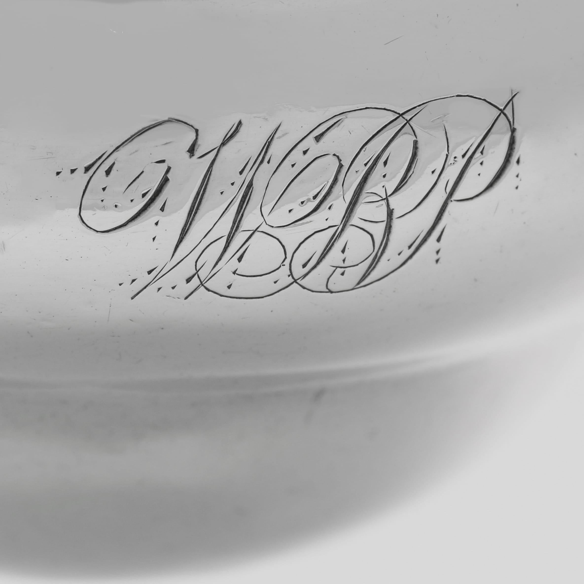 Argento 925 Croce di piatti d'argento di epoca Giorgio III - riscaldatore e supporto per il tavolo - 1773 in vendita