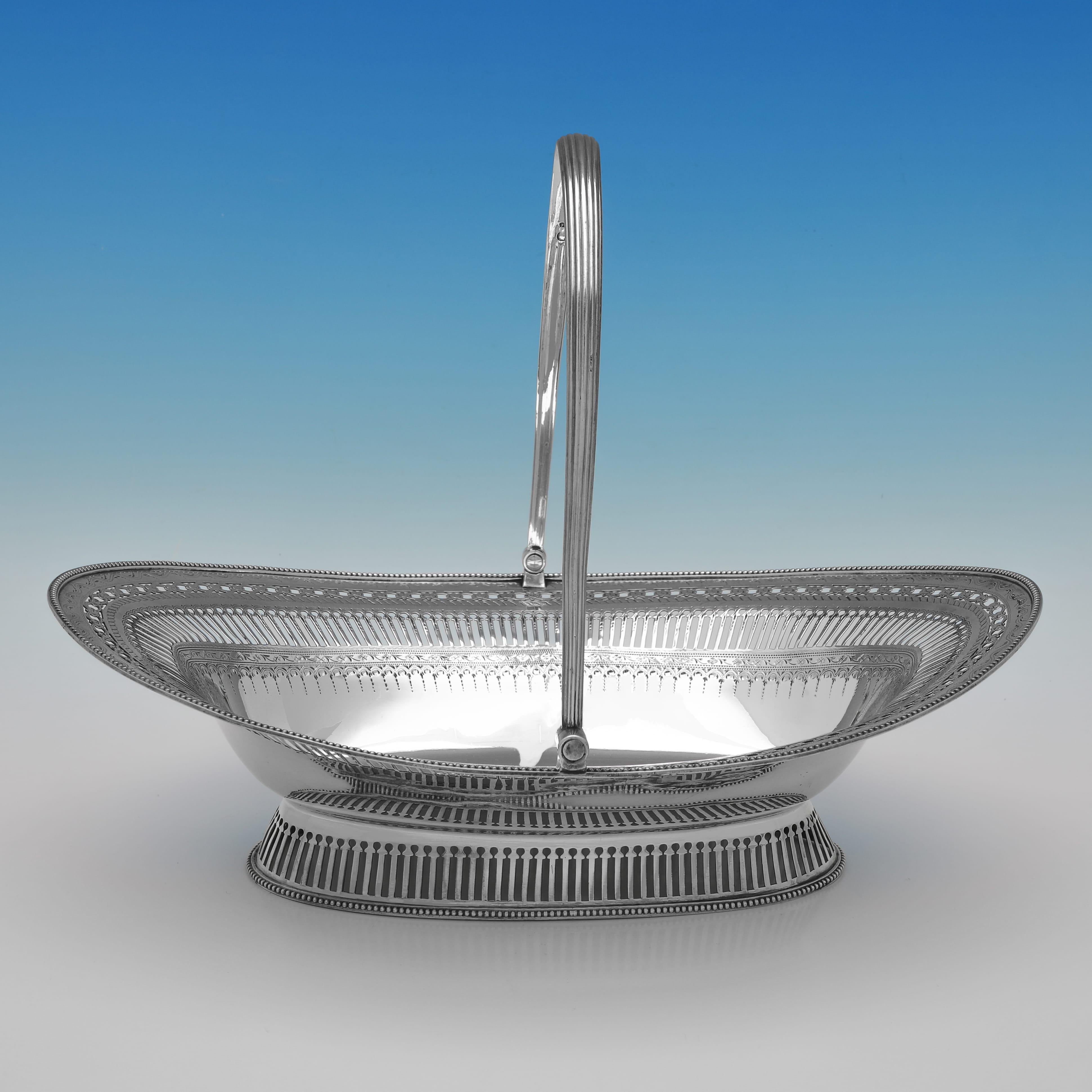 Marchiato a Londra nel 1788 da Robert Hennell I, questo bellissimo esemplare di epoca George III. Antico cestino in argento sterling, con decorazioni a lamelle e incisioni sul corpo, bordi in giunco sul bordo, sul piede e sul manico e uno stemma