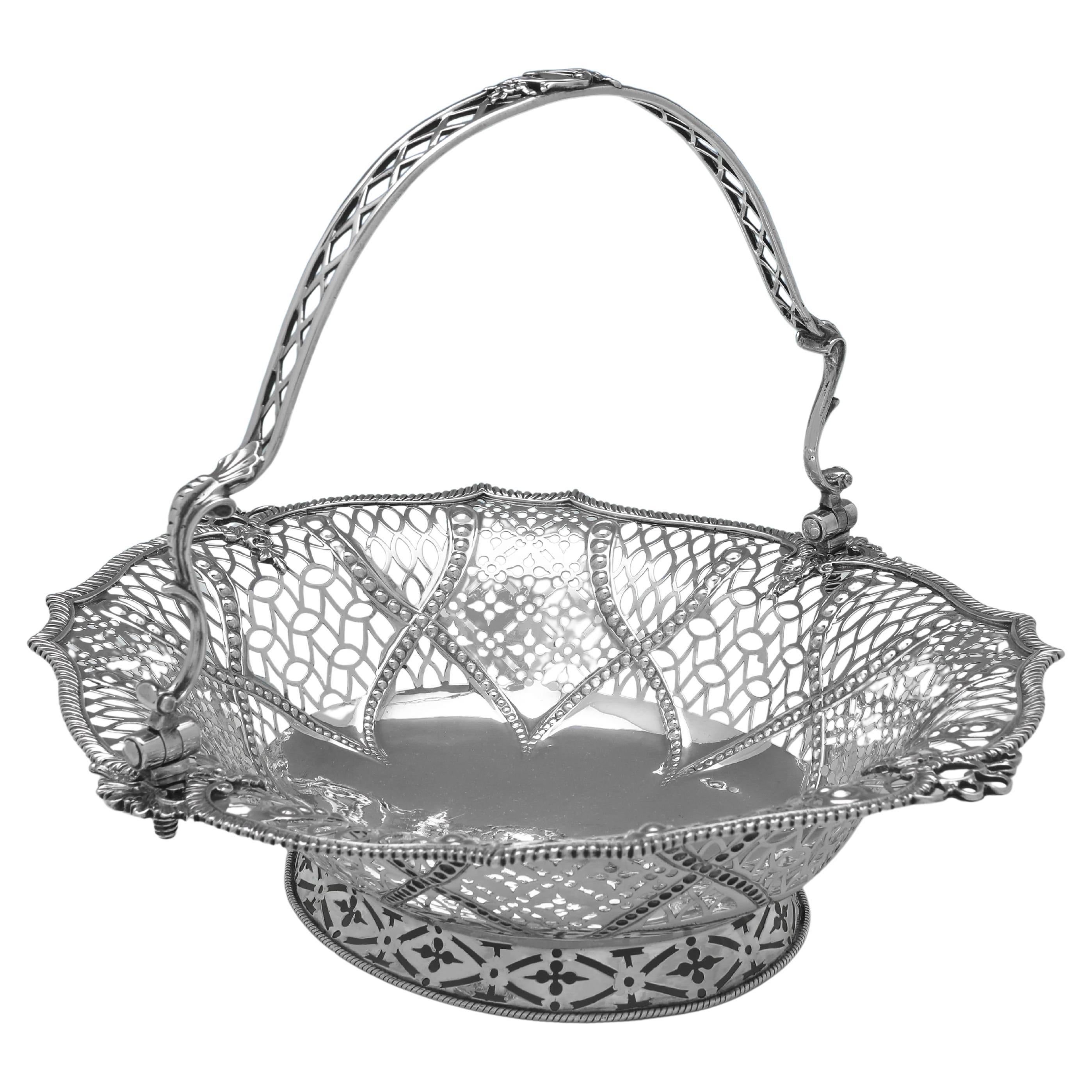 Sterlingsilber-Tortenkorb aus der Zeit von George III., der 1767 in London hergestellt wurde im Angebot