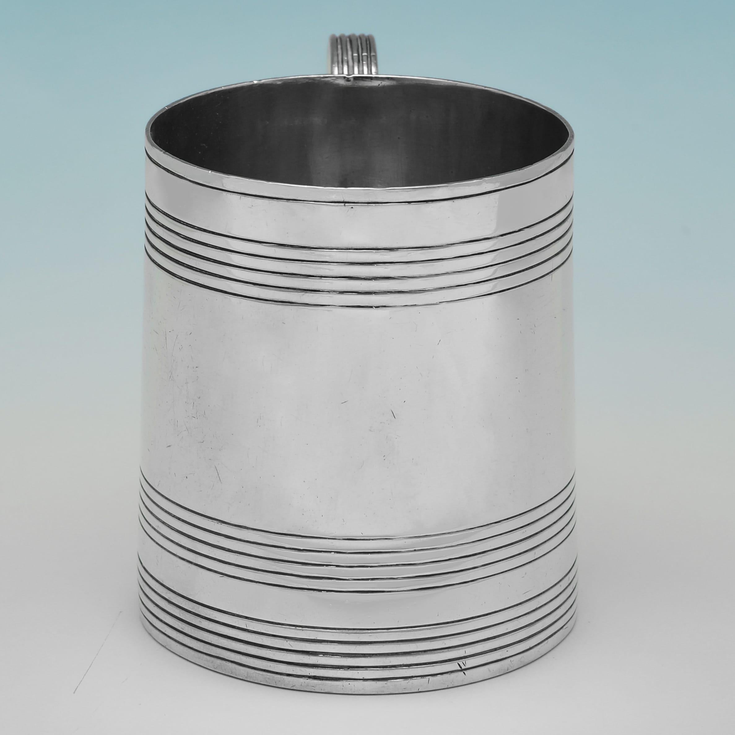 Marcada en Londres en 1794 por Henry Chawner, esta hermosa taza de bautizo de plata de ley antigua de la época de Jorge III tiene los bordes rectos y detalles en forma de caña. La taza bautismal mide 6 cm de alto, 7,5 cm de asa a asa, 5 cm de