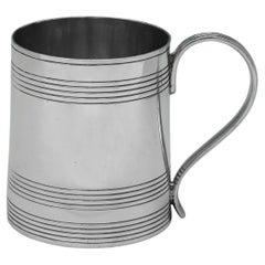 Taza de bautizo de plata de ley de la época de Jorge III hecha por Henry Chawner en 1794