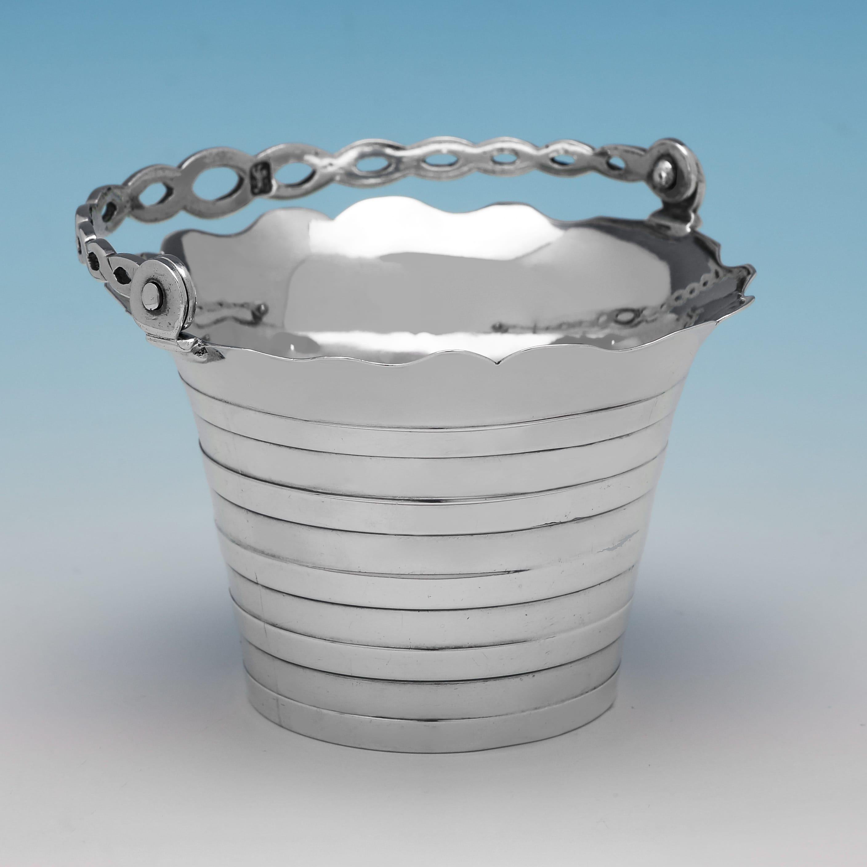 Con marchio a Londra nel 1773 da William Justis, questo grazioso secchiello per panna in argento sterling antico del periodo di Giorgio III è dotato di un manico girevole e di dettagli a coste. 

Il secchiello misura 2,25