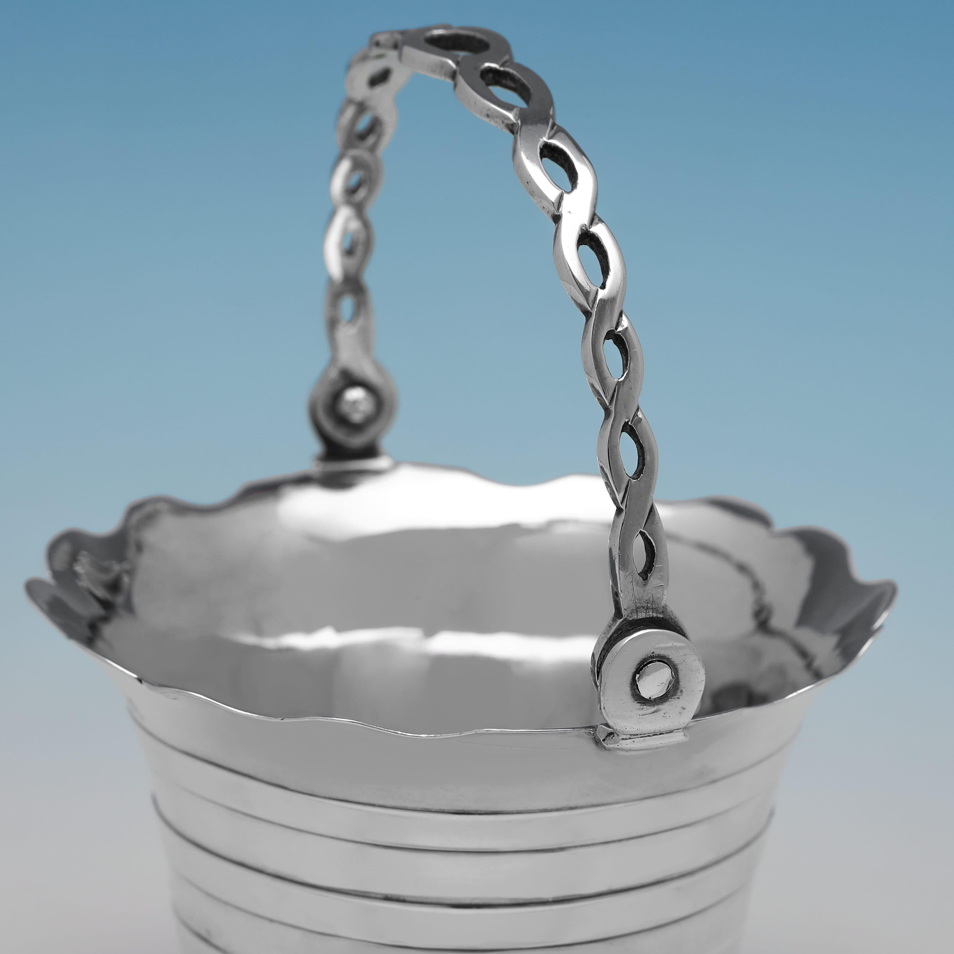Secchiello per panna in argento sterling di epoca Giorgio III realizzato a Londra nel 1773 In condizioni buone in vendita a London, London